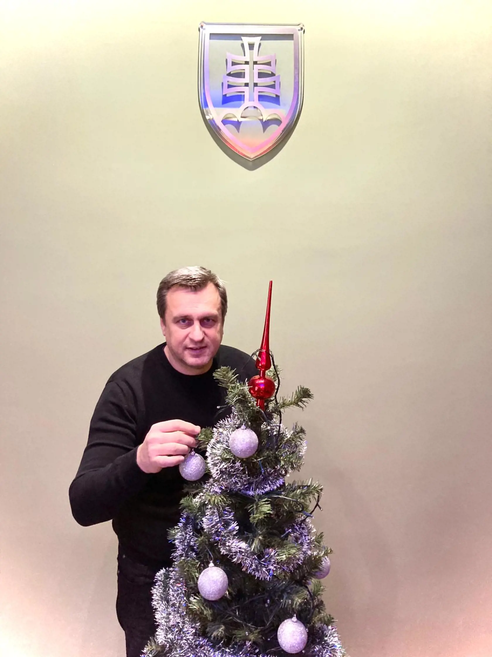 Andrej Danko ozdoboval stranícky stromček.