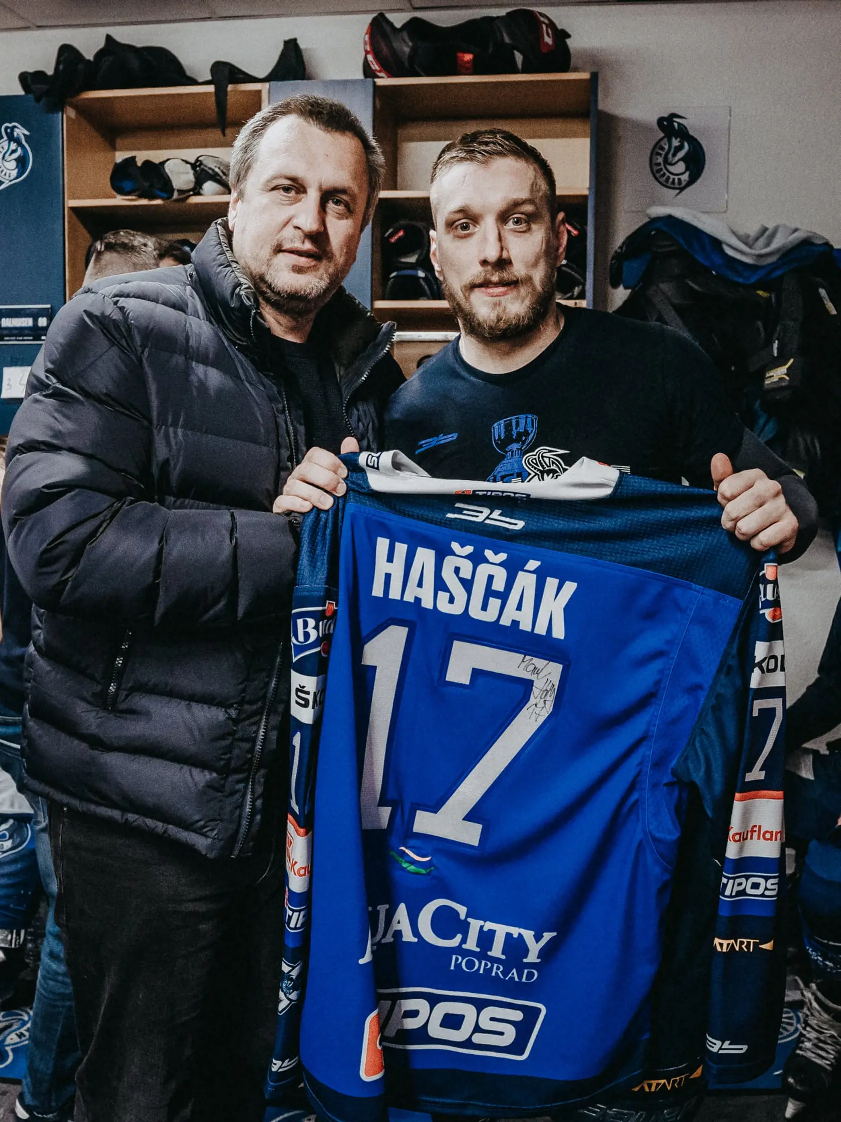 Skúsený útočník venoval predsedovi SNS dres z finálového duelu.