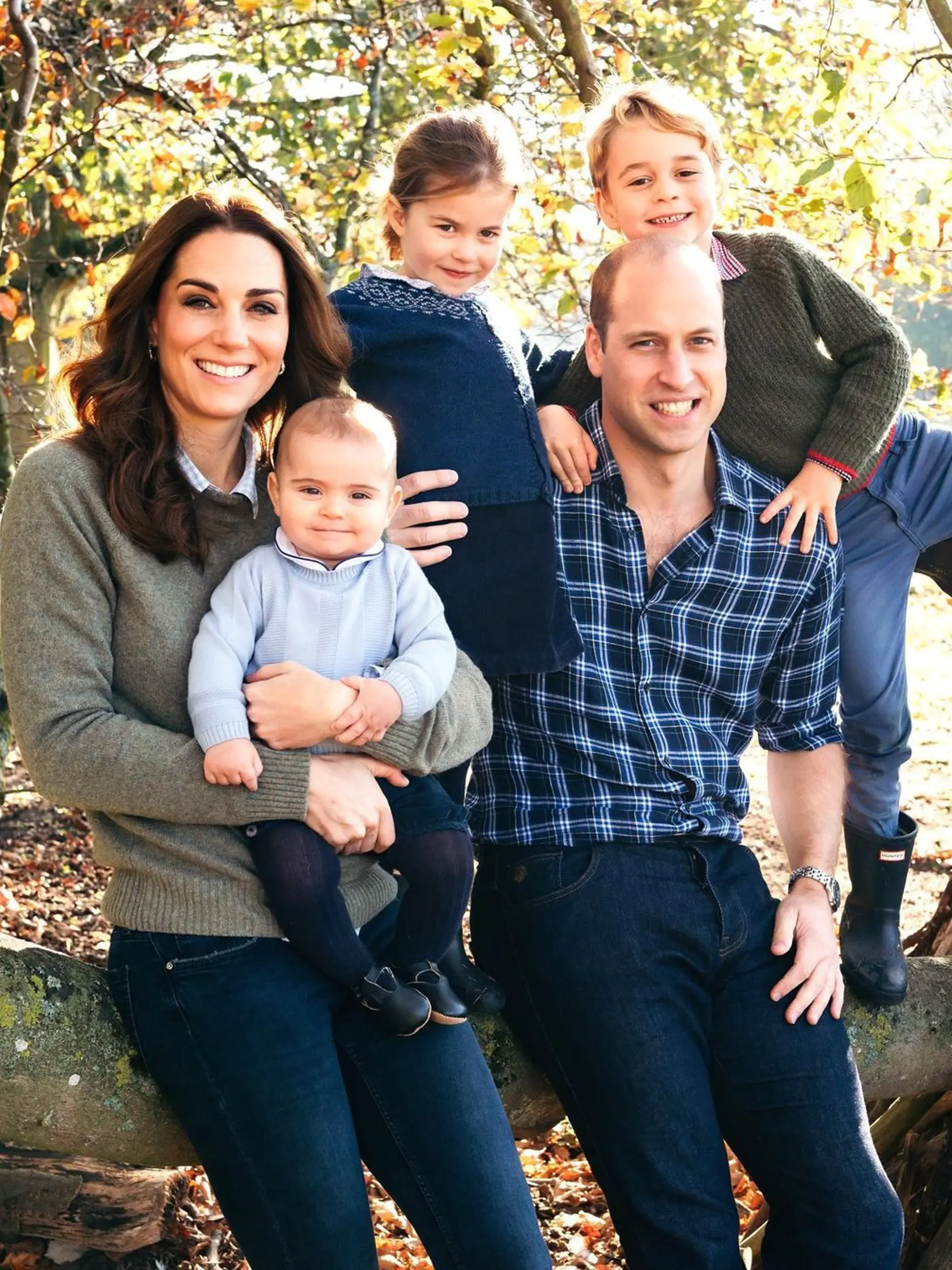 Snímku Walesovcov, urobenú v súkromí na kráľovskom dvore Sandringham Estate v Norfolku začiatkom tohto roka, urobil jeden z ich obľúbených a dôveryhodných fotografov Matt Porteous. Kráľovská dvojica sa nechala zväčniť spolu s ich detmi princom Georgom (9), Louisom (4) a princeznou Charlotte (7).