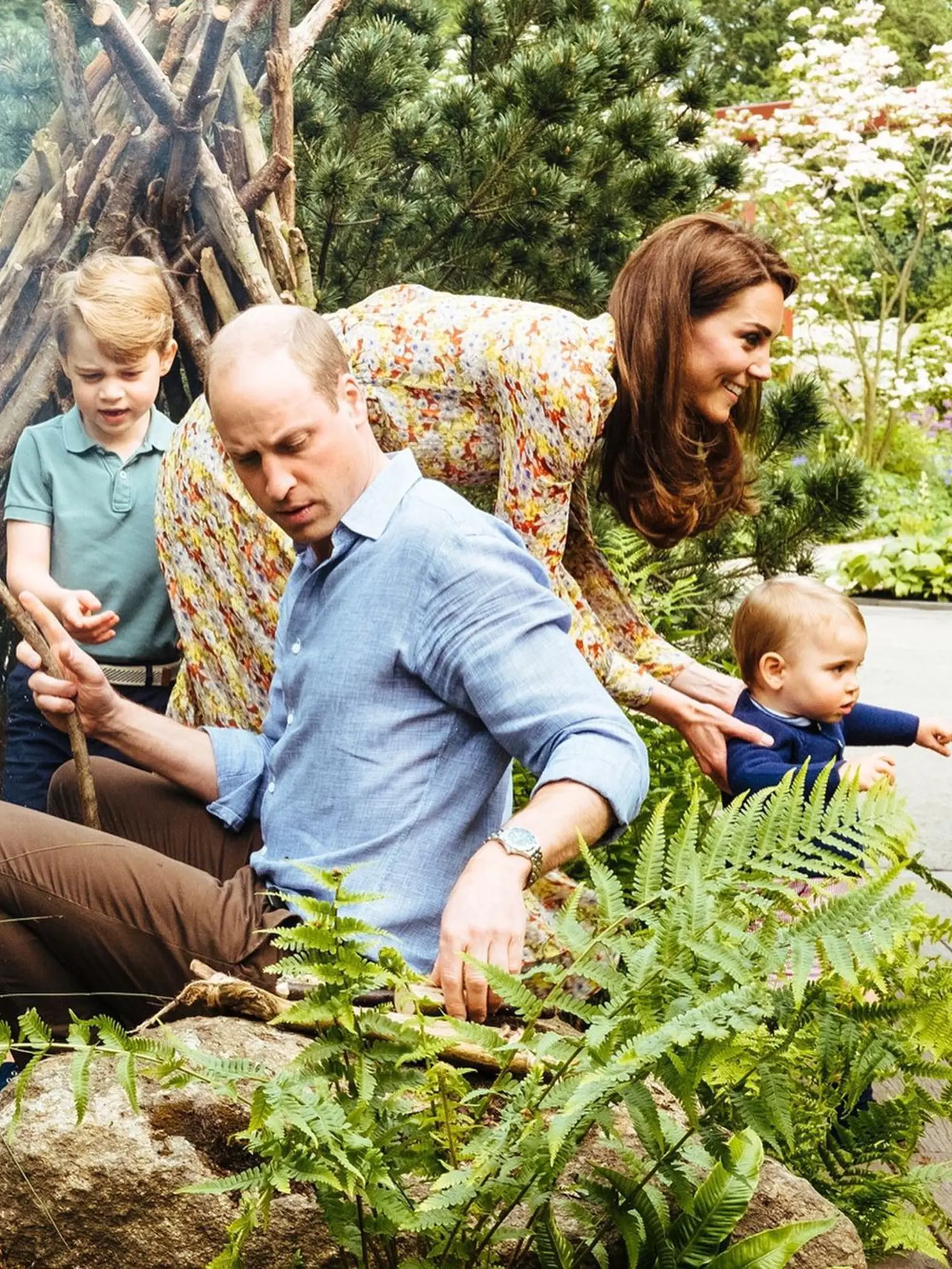 Snímku Walesovcov, urobenú v súkromí na kráľovskom dvore Sandringham Estate v Norfolku začiatkom tohto roka, urobil jeden z ich obľúbených a dôveryhodných fotografov Matt Porteous. Kráľovská dvojica sa nechala zväčniť spolu s ich detmi princom Georgom (9), Louisom (4) a princeznou Charlotte (7).