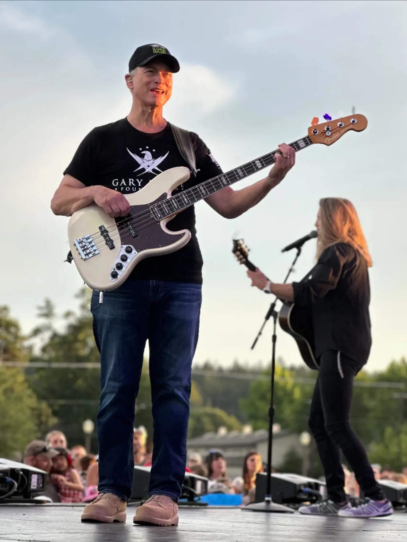 Herec Gary Sinise je tiež nadaným hudobníkom. So skupinou Lt. Dan Band, pomenovanej podľa poručíka Dana z Forresta Gumpa, hráva na vojenských základniach. 