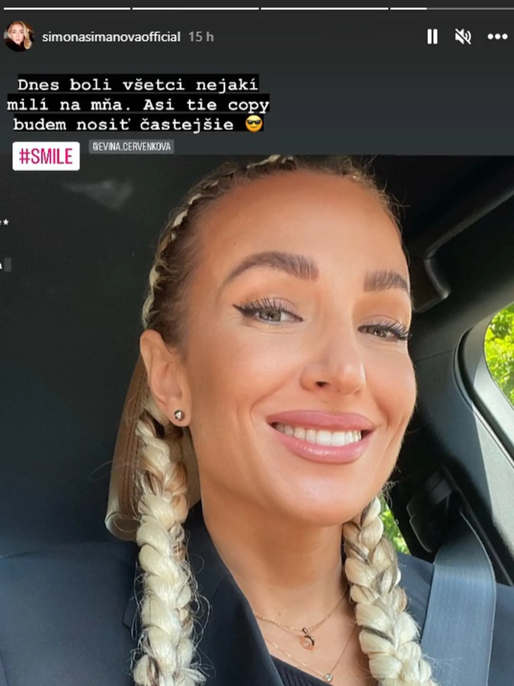 Moderátorka RTVS Simona Simanová zmenila imidž. "Vždy som si to chcela vyskúšať. A musím povedať, že sa mi to fakt páči. Copy," napísala Simanová na instagrame.