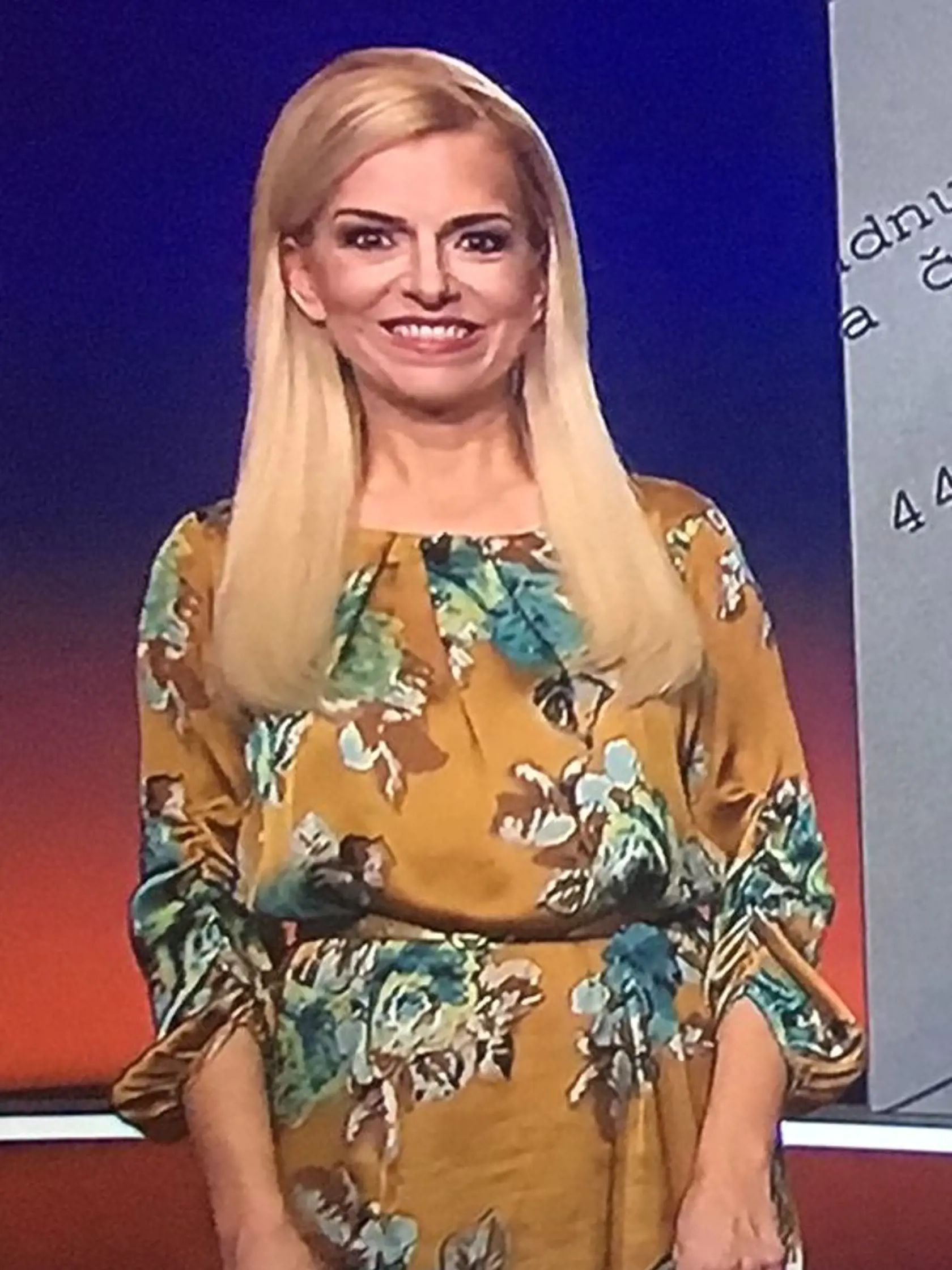 V upútavke sa moderátorka divákom prihovorila v šatách.