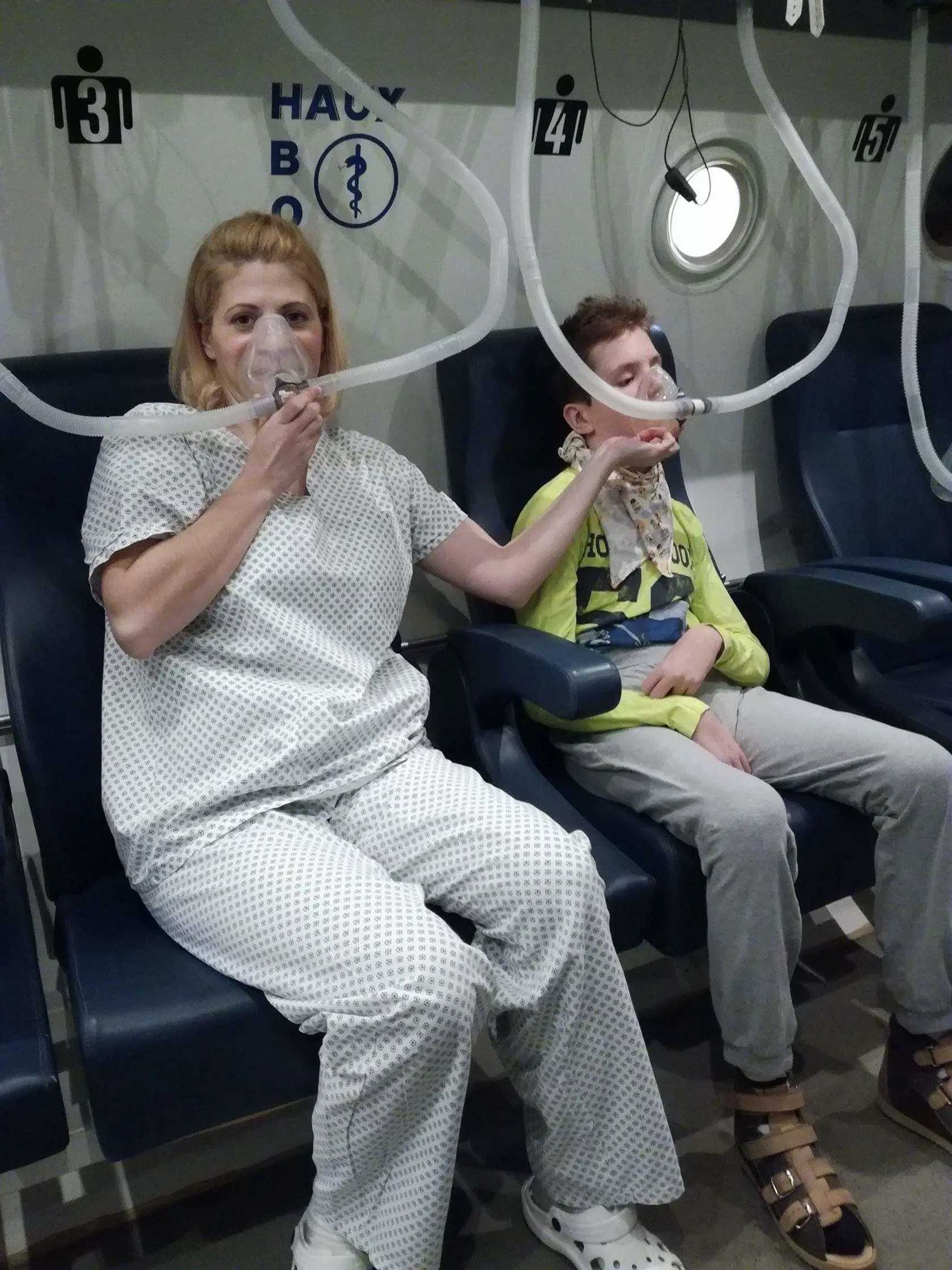 Mama sprevádza Riška aj do hyperbarickej komory, aby sa nebál.