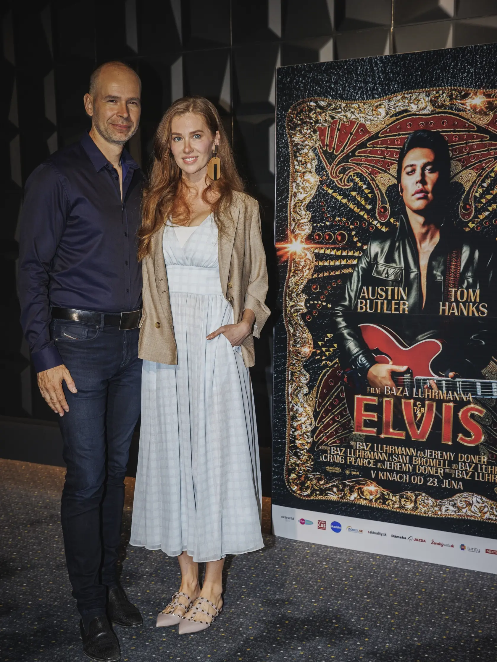 Eva Verešová s manželom prichádza na premiéru filmu Elvis.
