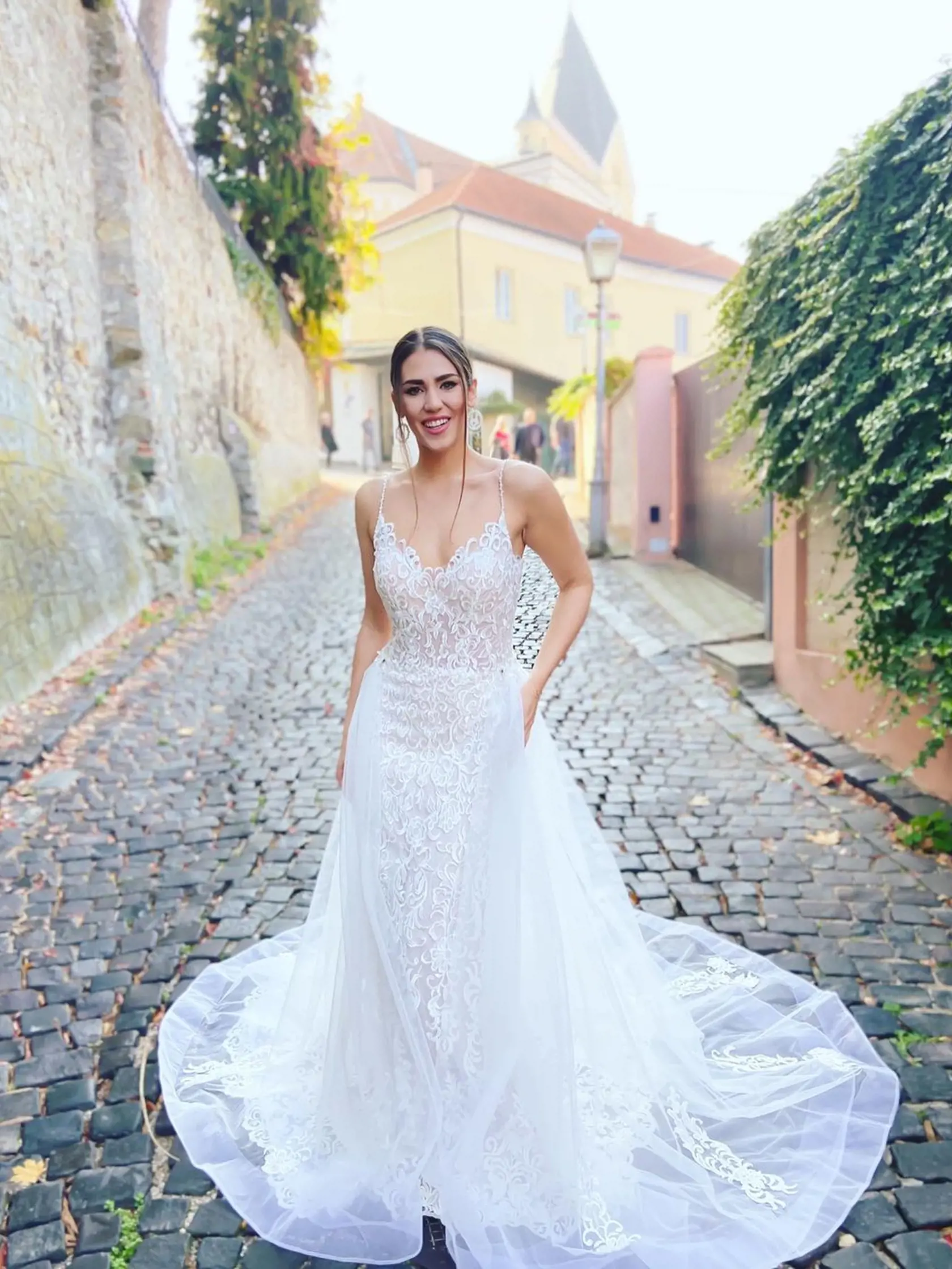 Svadobné šaty si už vyskúšala ako modelka.