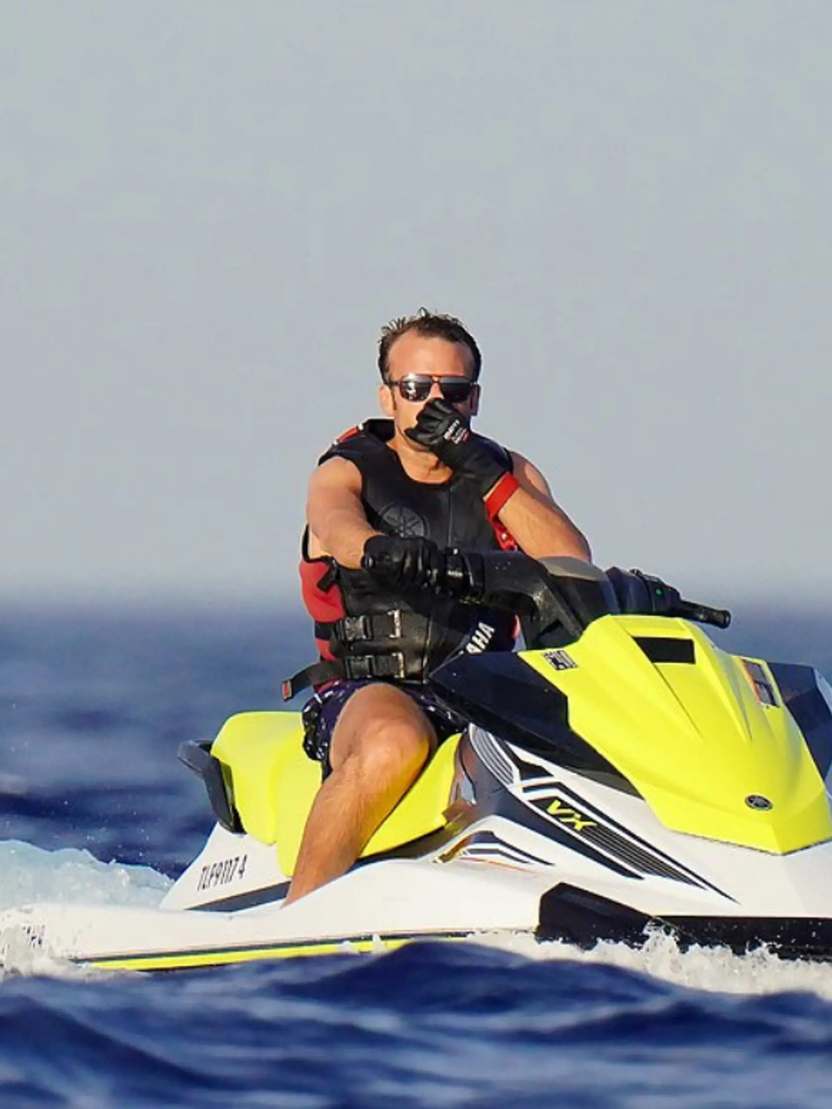 Emmanuel Macron sa vozil na skútri.