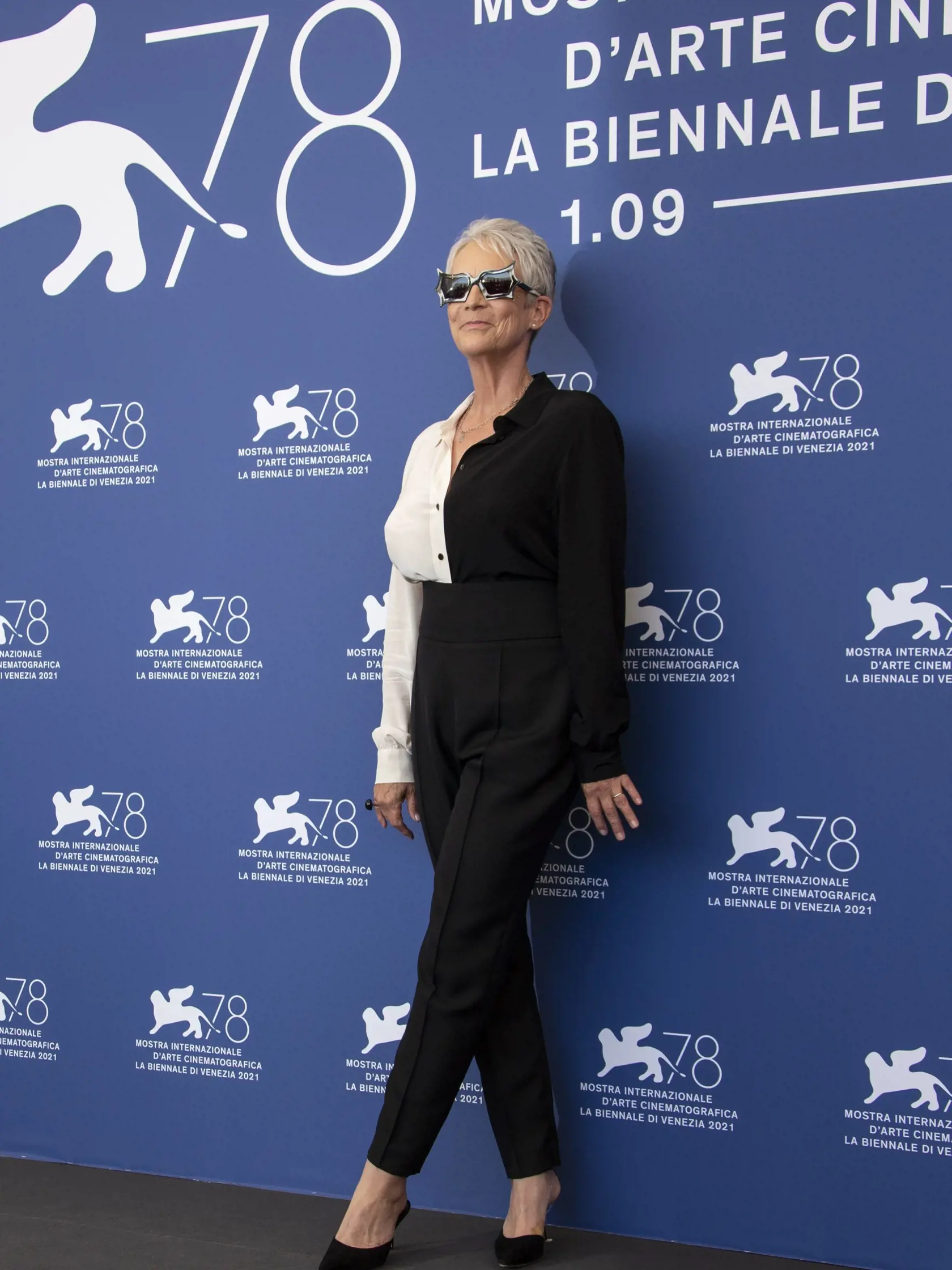 Jamie Lee Curtis ako štýlová dôchodkyňa.
