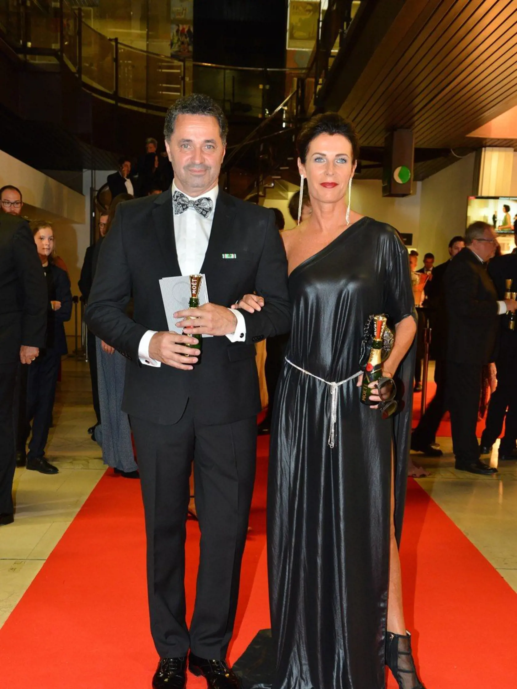 Martin Dejdar s manželkou Danielou, ktorá si obliekla čierne metalického šaty antického štýlu.