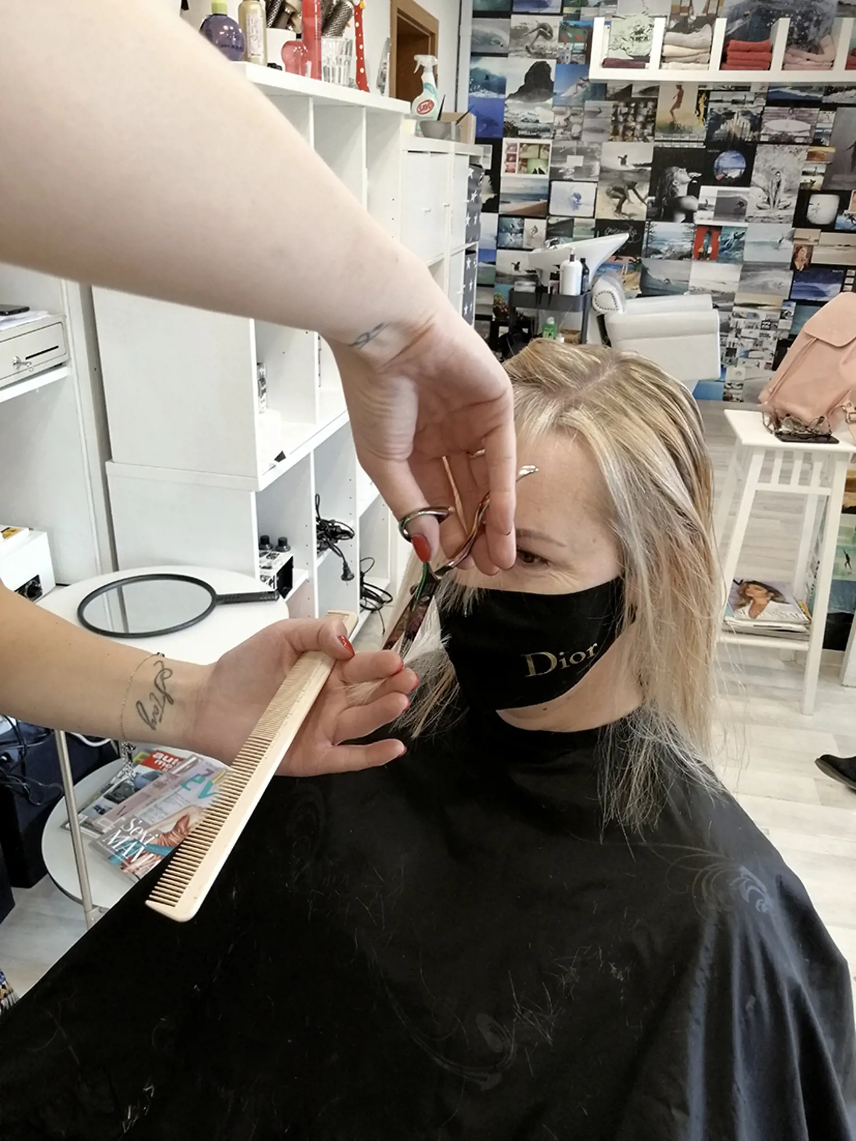 Spostupnená ofina zjemní črty tváre.