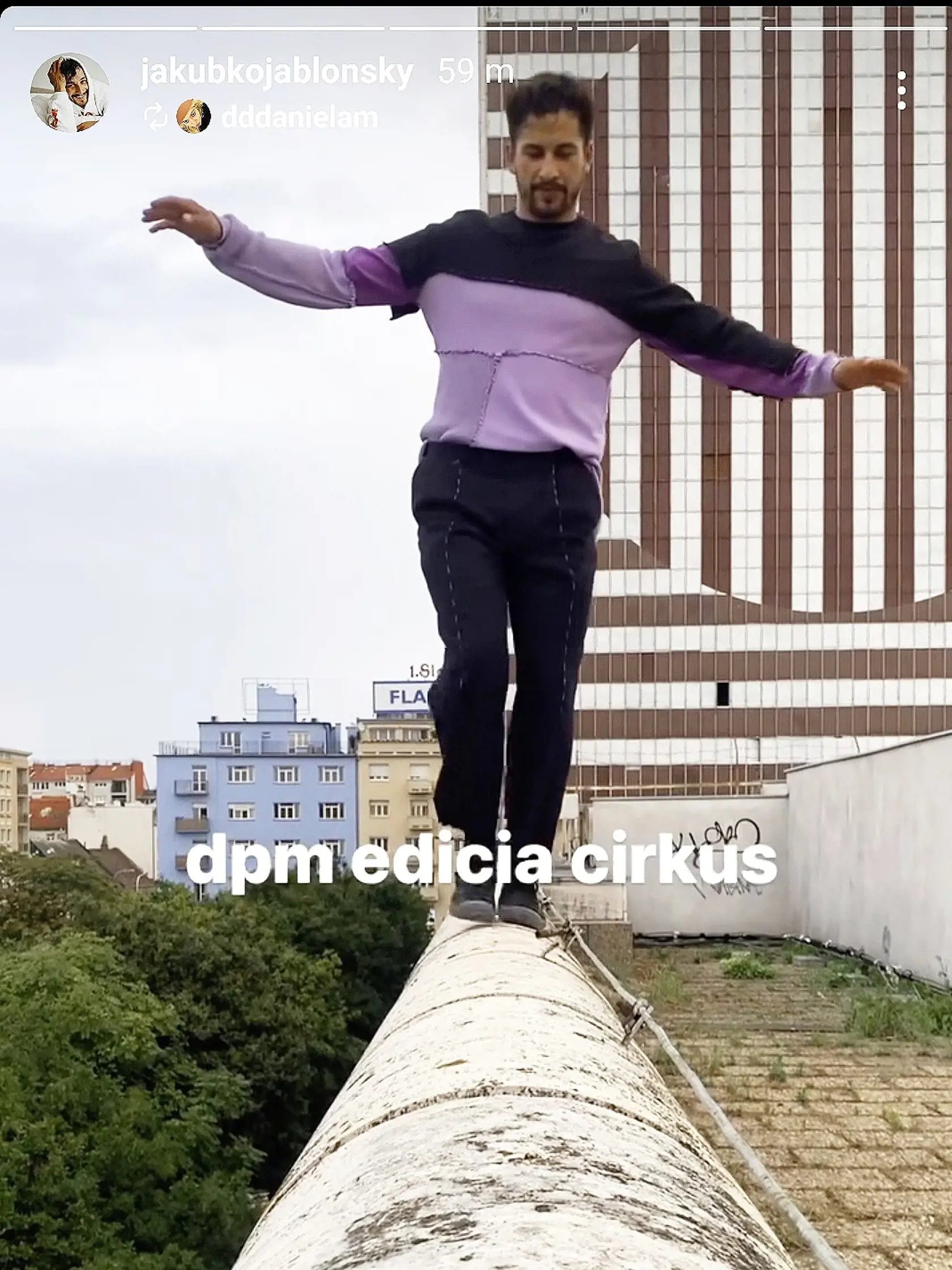 Jakub Jablonský sa prechádzal po streche obchodného domu.