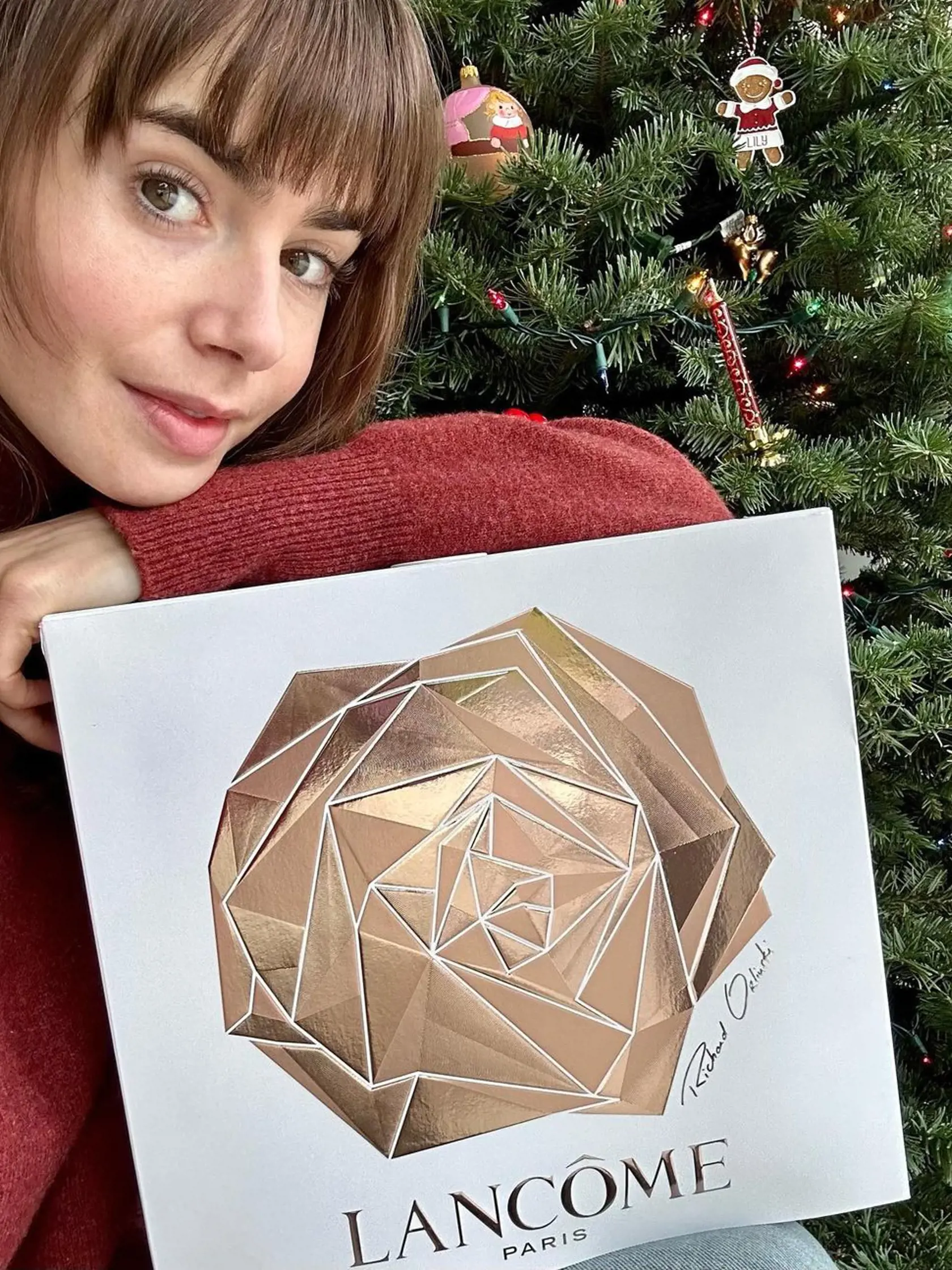 Lily Collins si rovnako zvolila živý stromček, ozdobený len veľmi skromne.