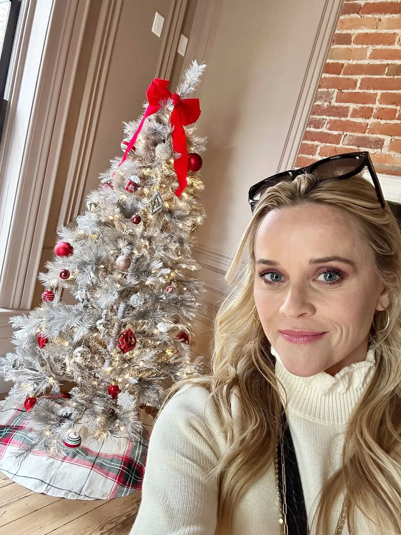 Reese Witherspoon si zvolila trend týchto Vianoc a to káro. Strieborná jedlička ozdobená červenými a bielymi ozdobami je krásna...