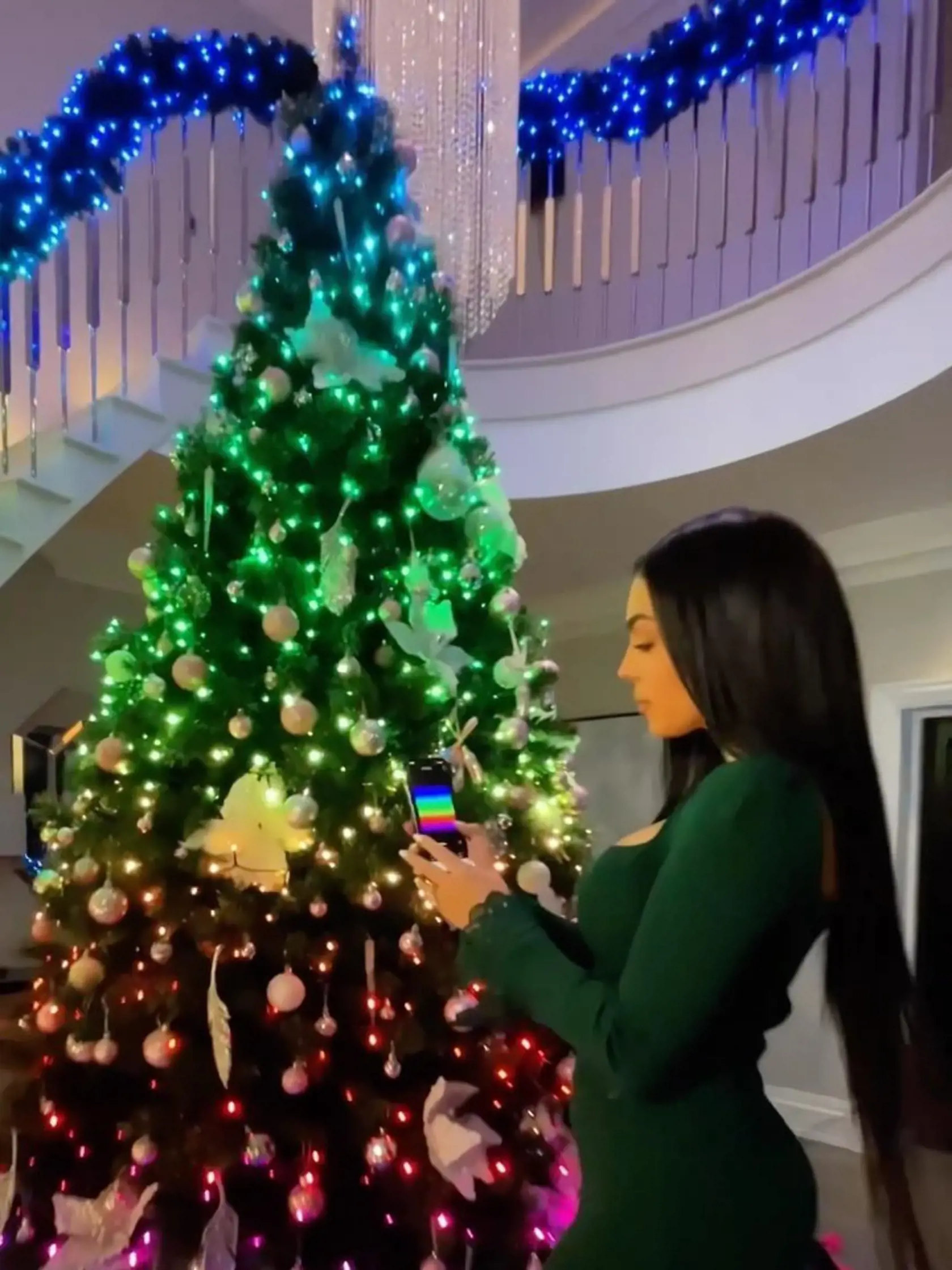 Aj keď Georgina a Ronaldo momentálne dovolenkujú v Katare, doma majú takýto dúhový stromček. Deti sú v siedmom nebi.
