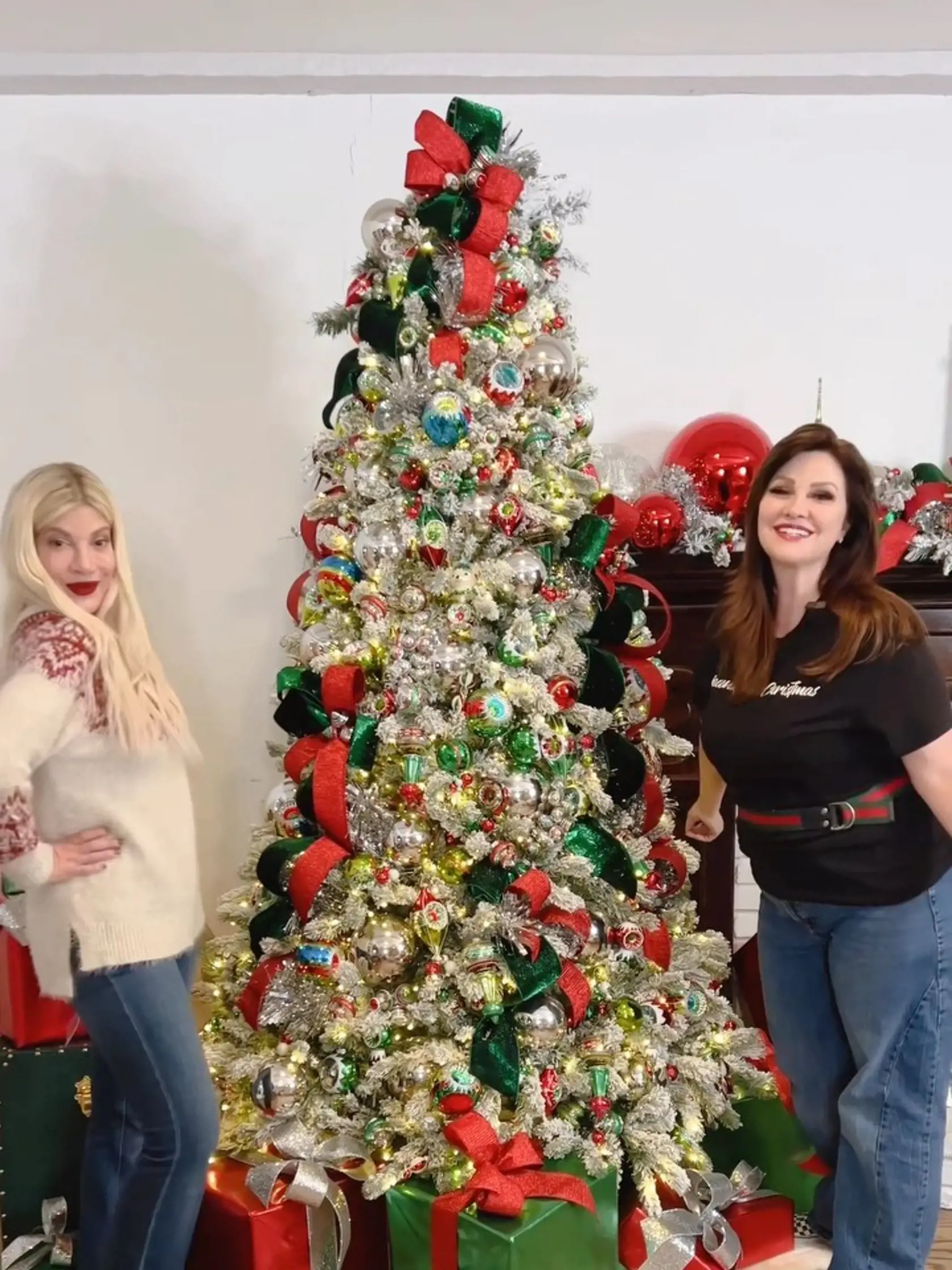 Tori Spelling zostala verná tradičnej zeleno-červeno-zlatej kombinácií.