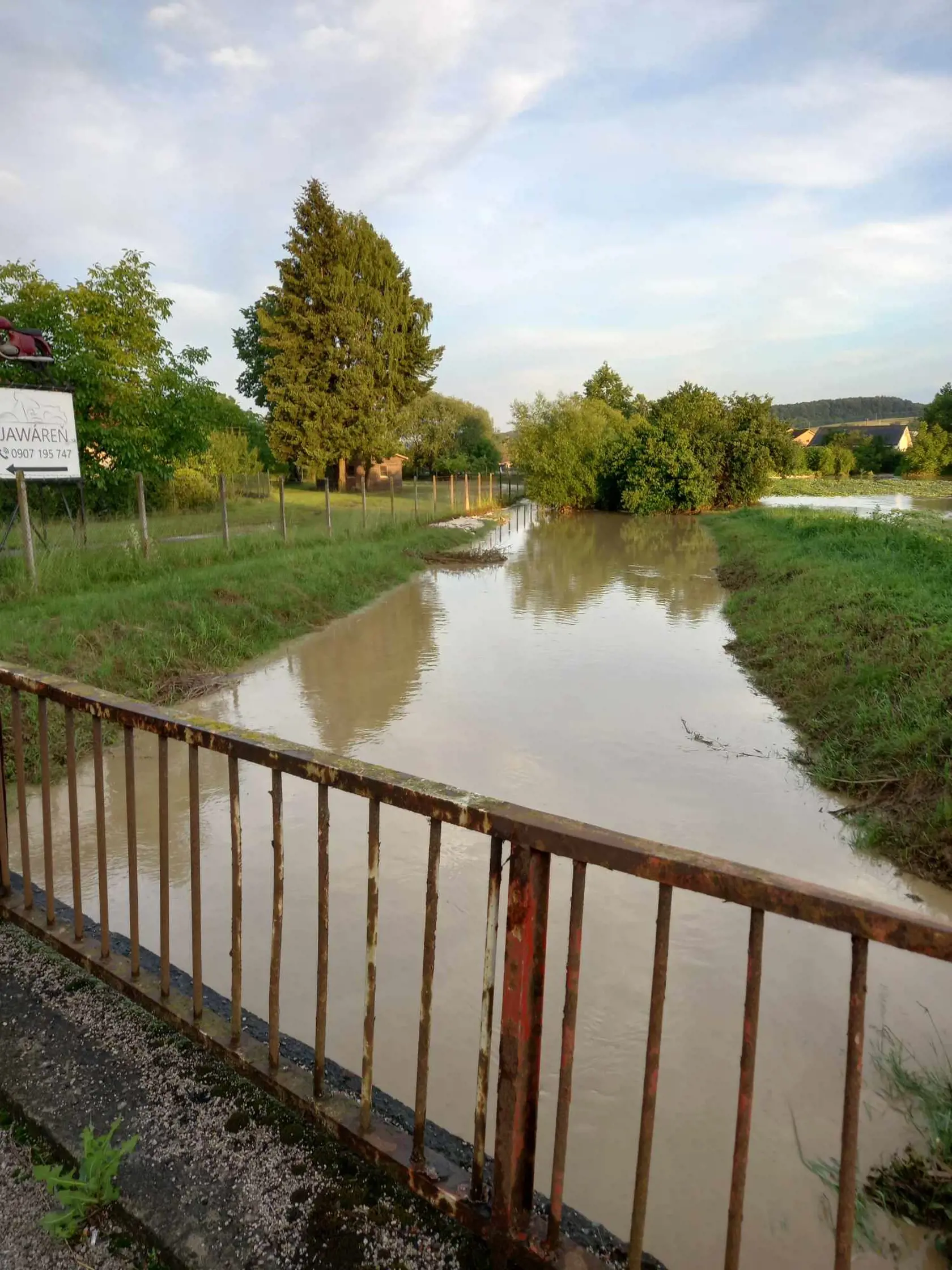 Silné búrky spôsobili záplavy v obci Svinná v Trenčianskom okrese.