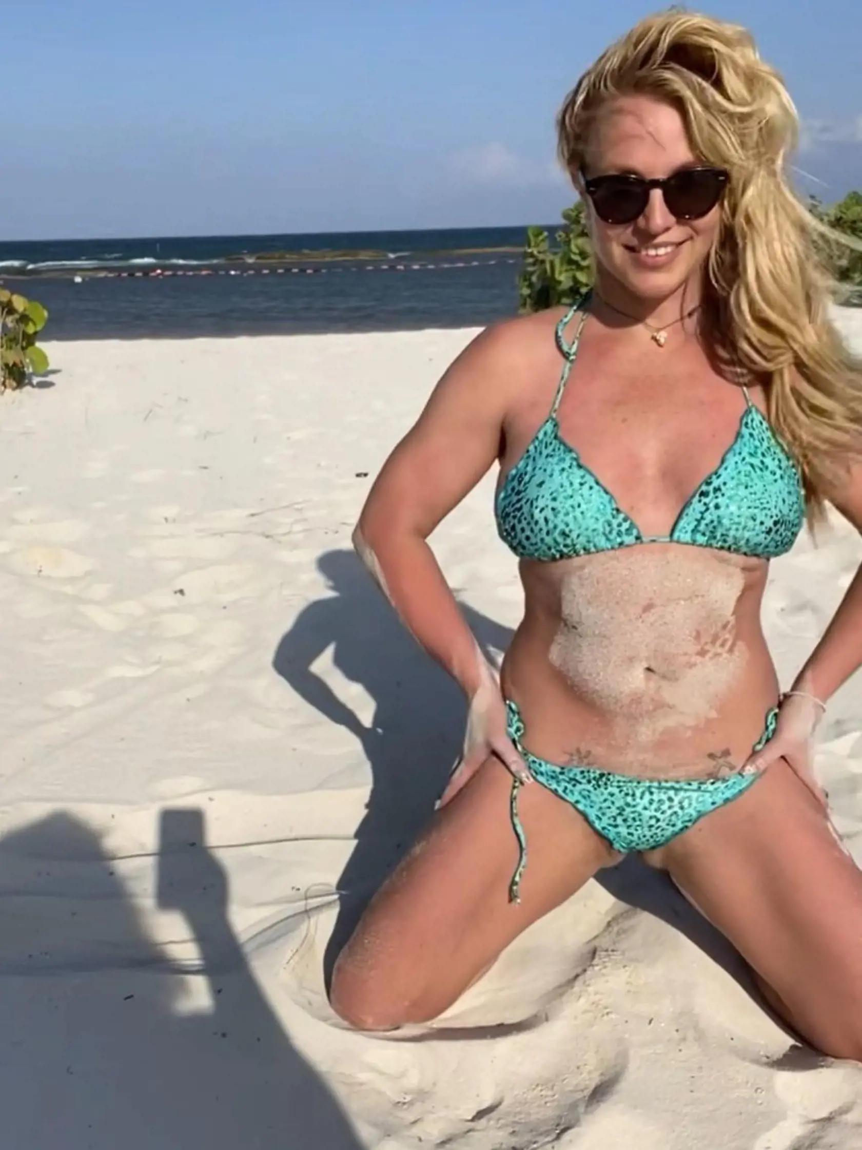 Britney Spears opäť šokuje. Tentokrát zverejnila video na svojom Instagrame, kde tancuje nahá v sprche. Intímne partie si prekrýva rukami. Na povrch začínajú vychádzať aj otázky, či jej manžel Sam Asghari súhlasí s jej nahotou.