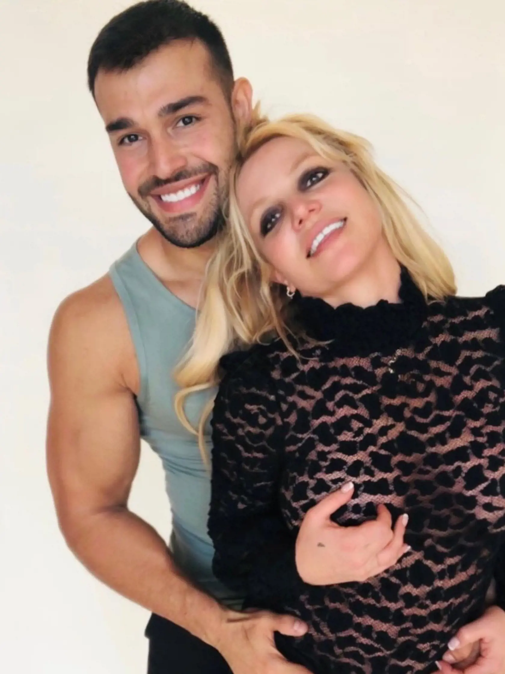 Britney Spears opäť šokuje. Tentokrát zverejnila video na svojom Instagrame, kde tancuje nahá v sprche. Intímne partie si prekrýva rukami. Na povrch začínajú vychádzať aj otázky, či jej manžel Sam Asghari súhlasí s jej nahotou.