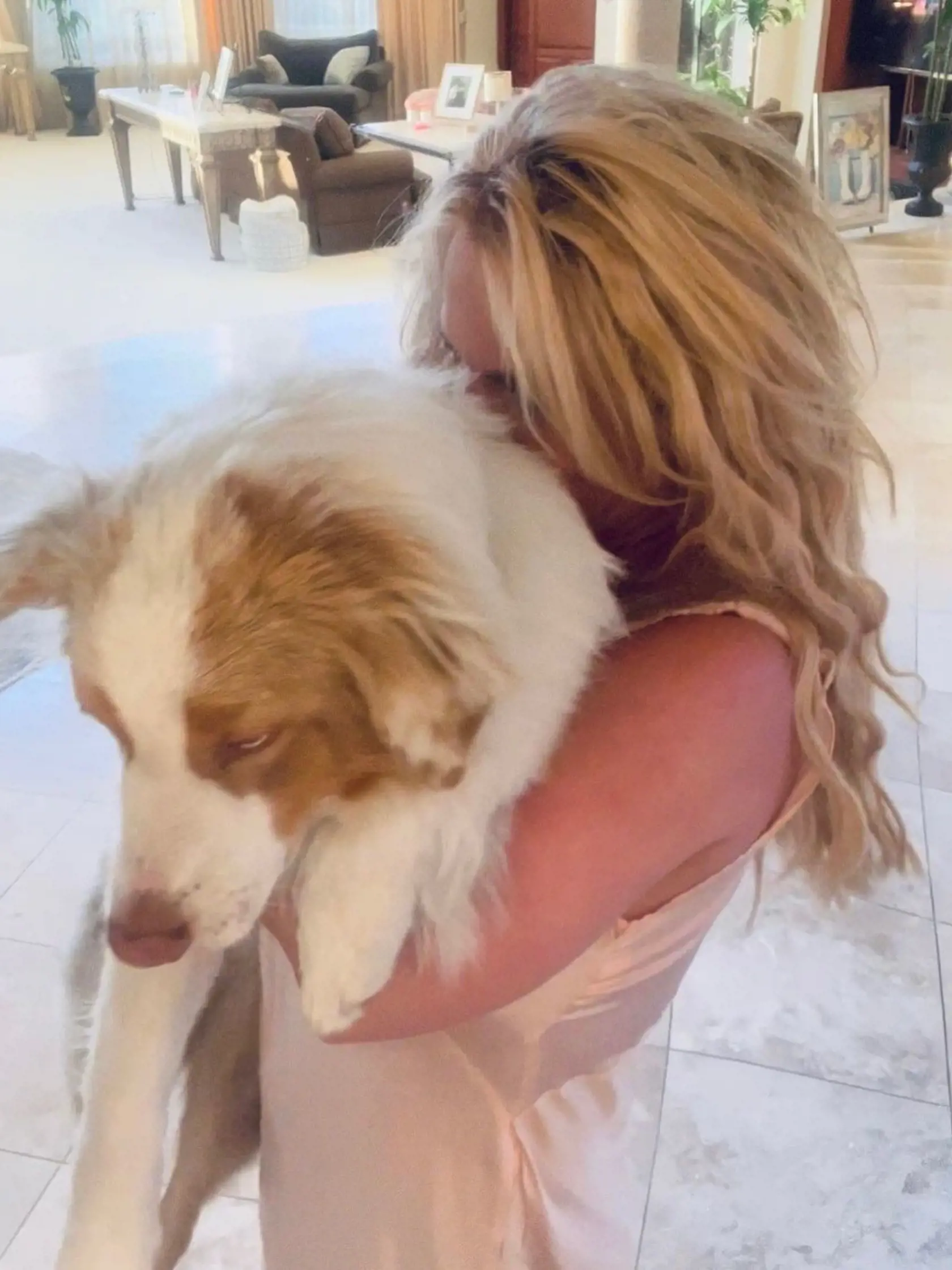 Britney Spears opäť šokuje. Tentokrát zverejnila video na svojom Instagrame, kde tancuje nahá v sprche. Intímne partie si prekrýva rukami. Na povrch začínajú vychádzať aj otázky, či jej manžel Sam Asghari súhlasí s jej nahotou.