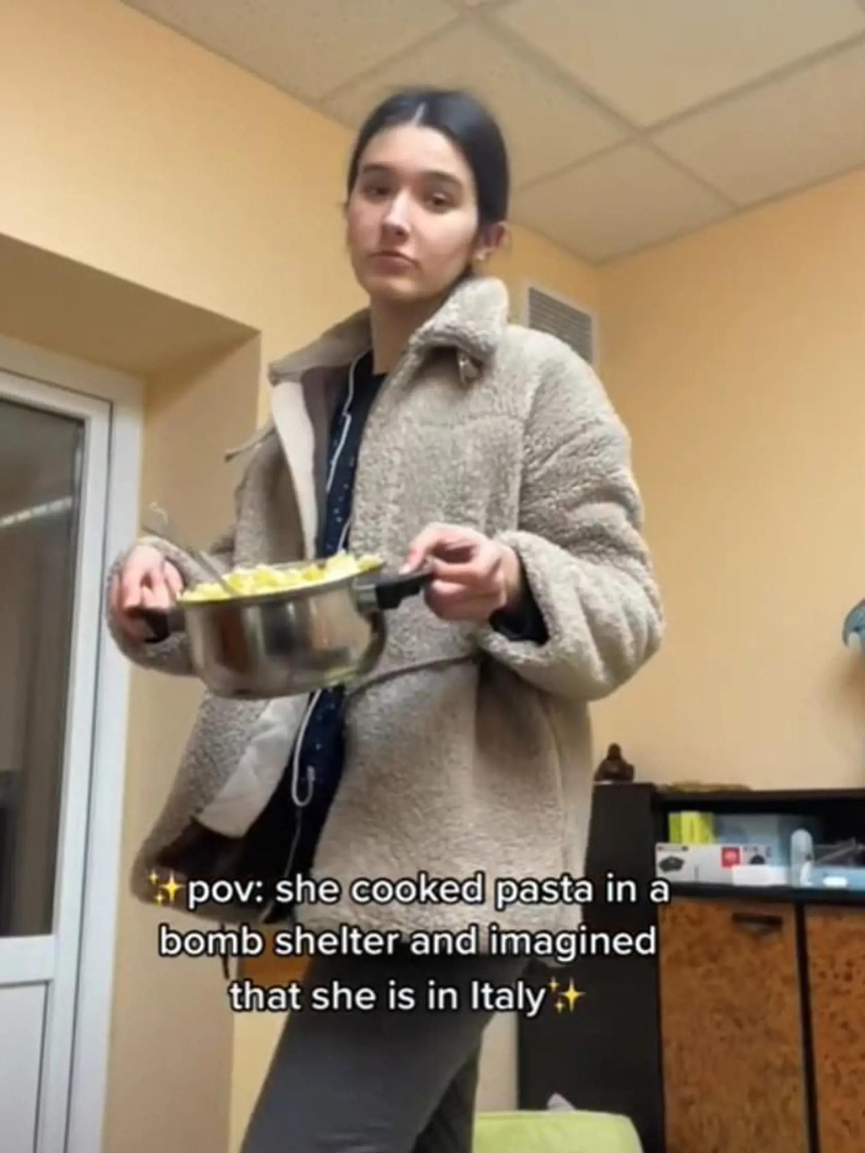 Vo videu, ktoré ju preslávilo, Valeria tancuje na pieseň „Che La Luna“ s titulkom: „Môj typický deň v protileteckom kryte“. Namiesto fénu na vlasy používa teplovzdušnú pištoľ, hrá sa so svojim psom a jej mama varí na platničke v podmienkach, aké si v modernom svete len ťažko predstaviť. V inom videu zas Valeria stojí pred hromadou trosiek. Titulok hovorí: "Dnes Putin zničil jednu zo starých budov v mojom meste. Bolo to kino, ktoré prežilo druhú svetovú vojnu." Potom ukazuje veľké okná v blízkosti a sklo rozbité na zemi.