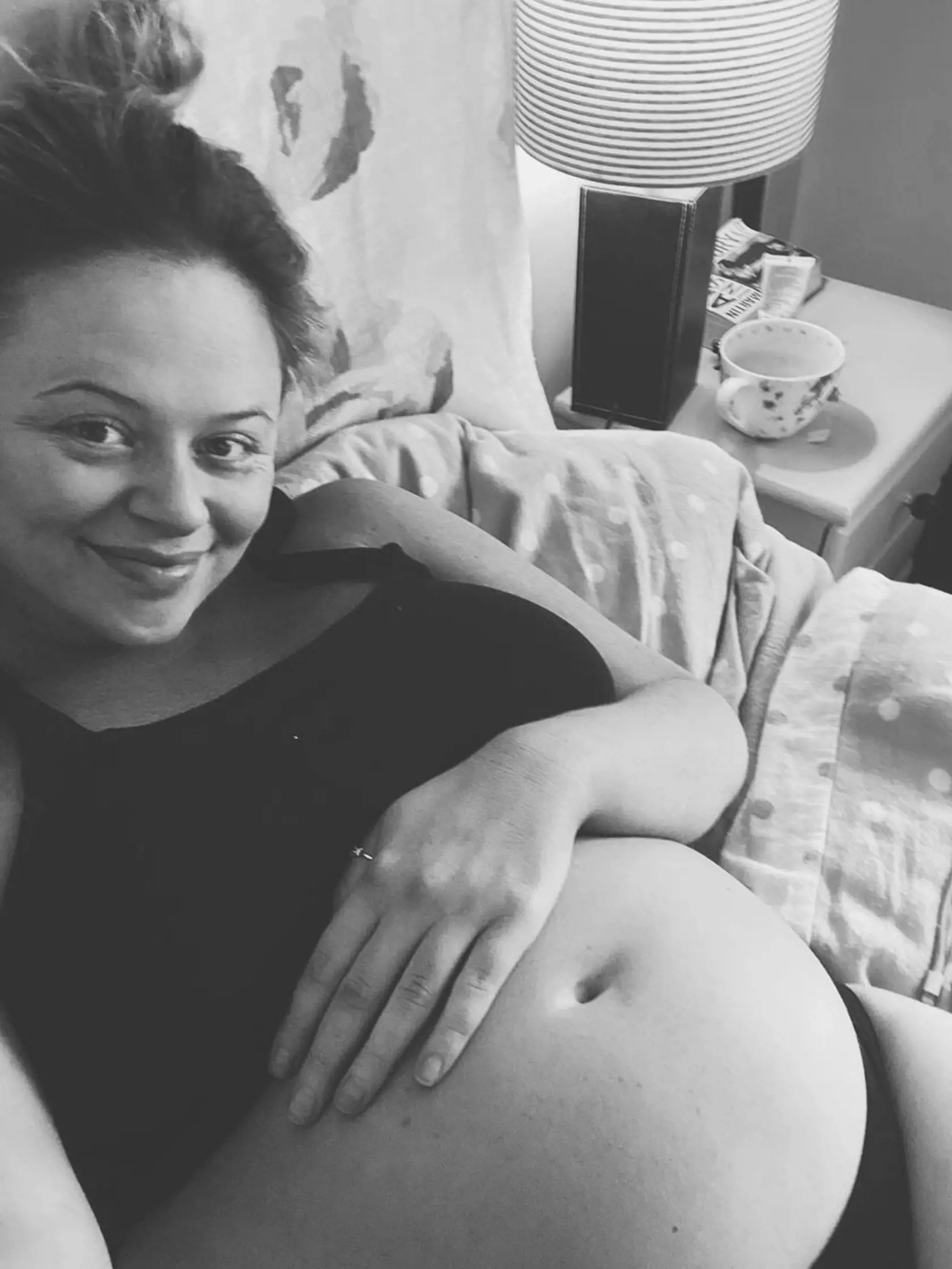 Emily Atack sa na sociálnej sieti instagram podelila o radostnú novinu. Ukázala aj tehotenské bruško.