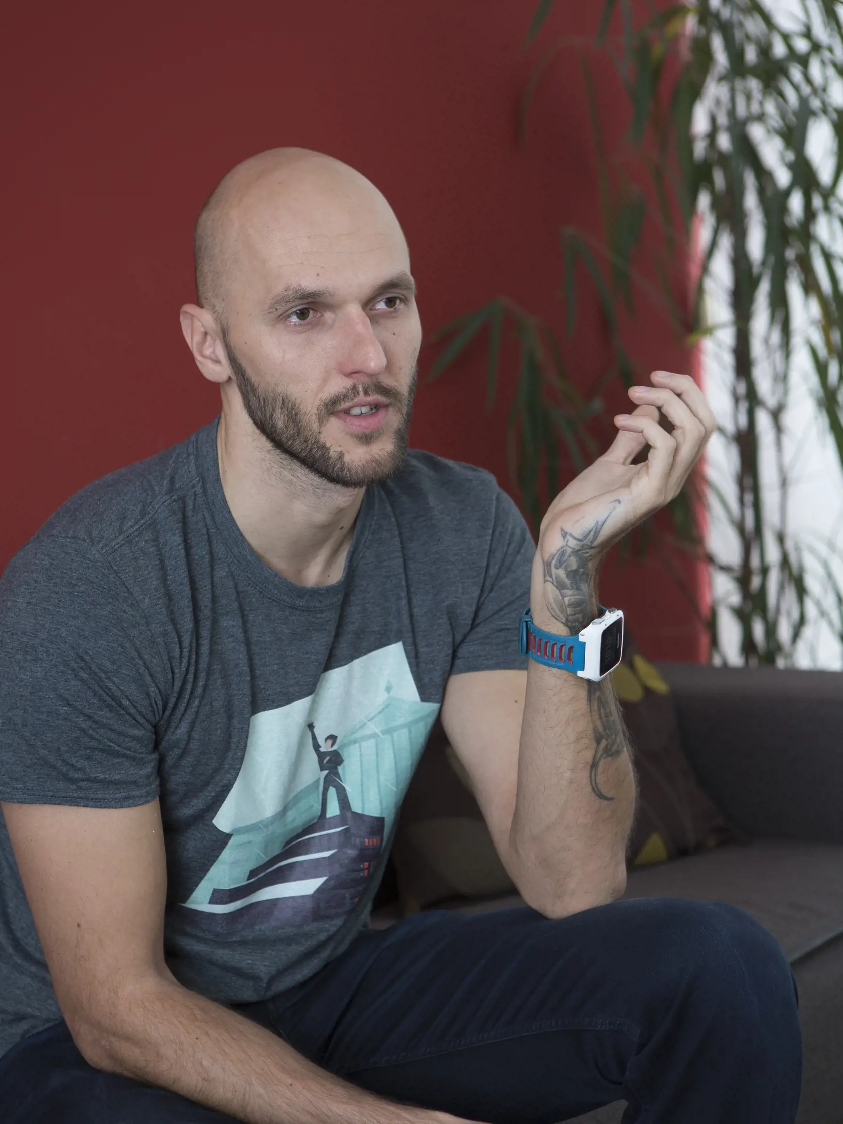 Problém vidí aj v Hegerovi. Podľa jeho slov "jeho formálne najdôležitejší minister nechodí do práce".