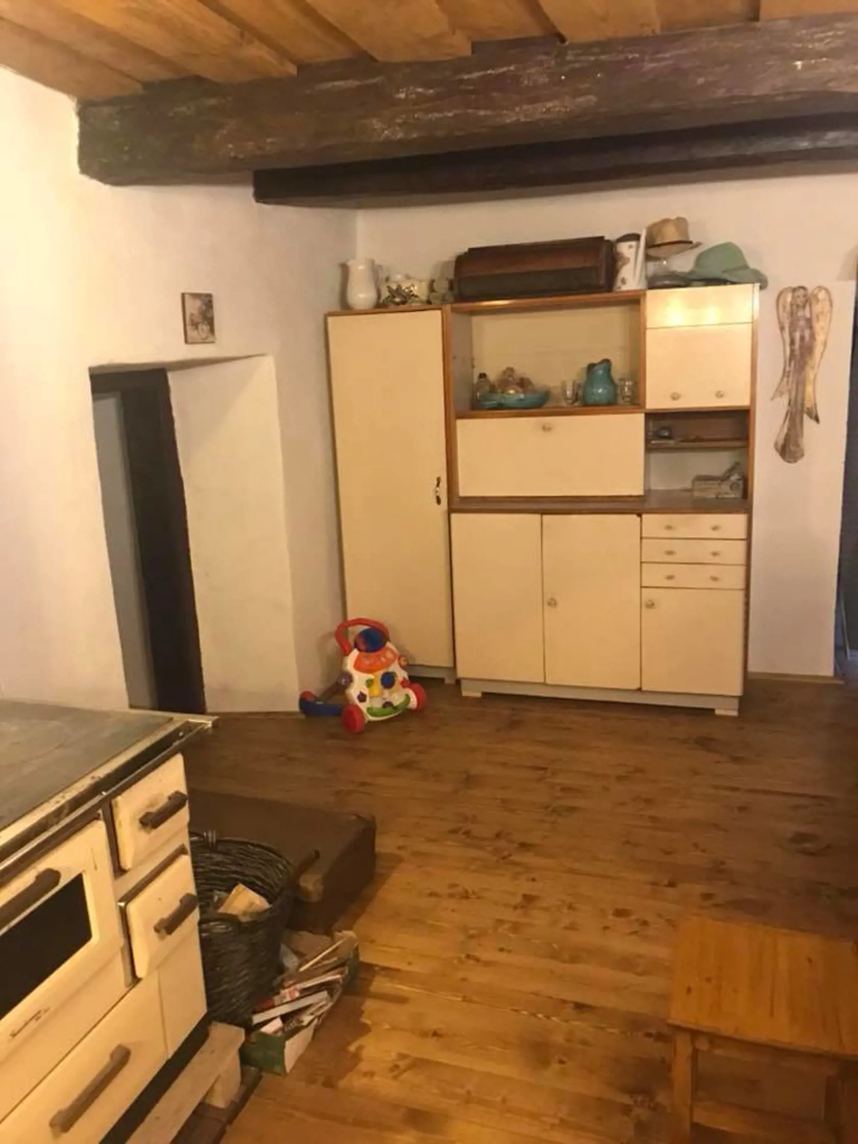 Priestoru dodávajú šmrnc drevené trámy.