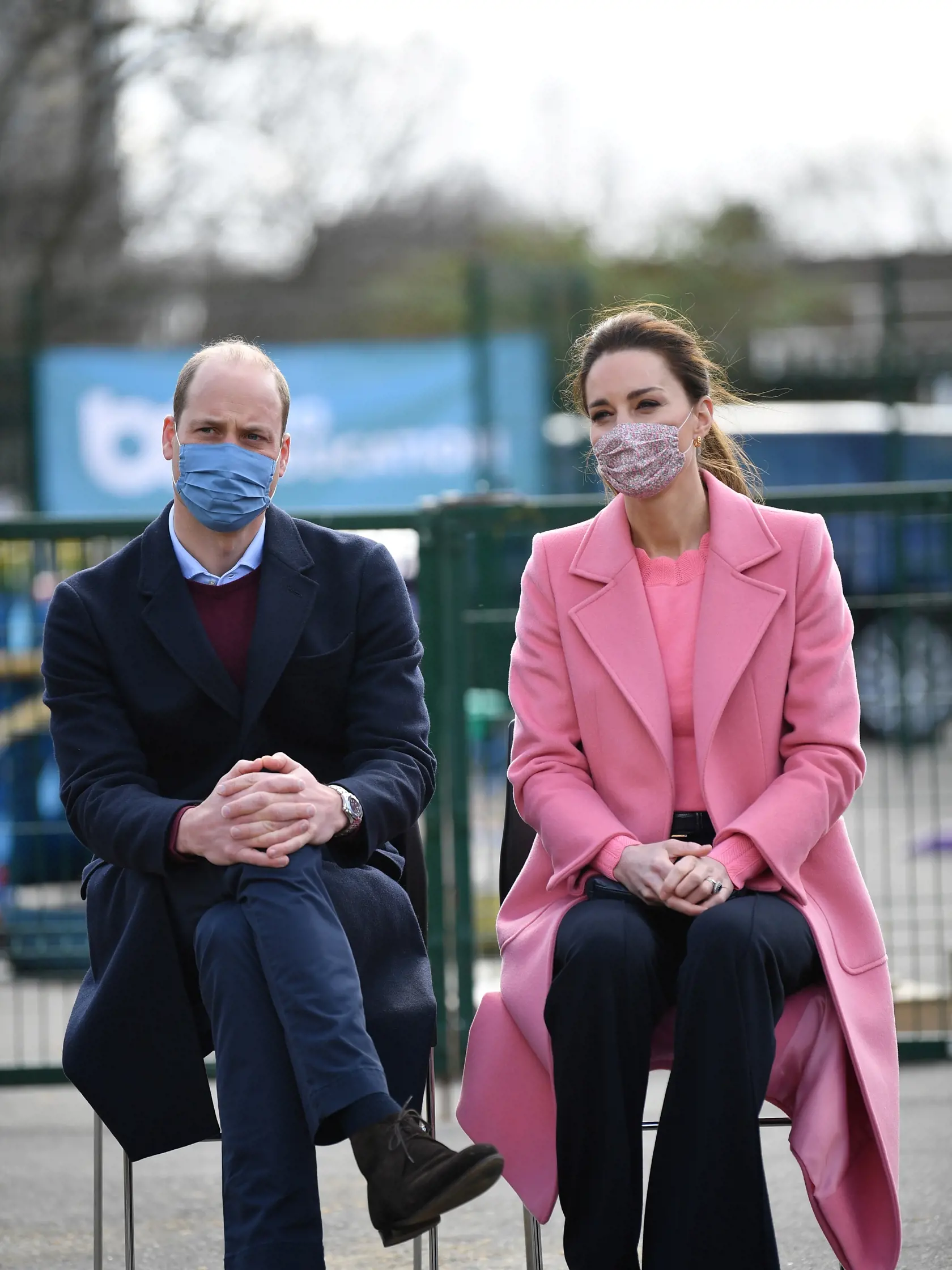 Britský princ William a manželka Kate, vojvodkyňa z Cambridgea, počas návštevy školy v Londýne 11. marca 2021. Britský princ William poprel, že by kráľovská rodina bola rasistická. Reagoval tak na tvrdenia z rozhovoru, ktorý poskytli jeho brat princ Harry so švagrinou Meghan Markleovou.