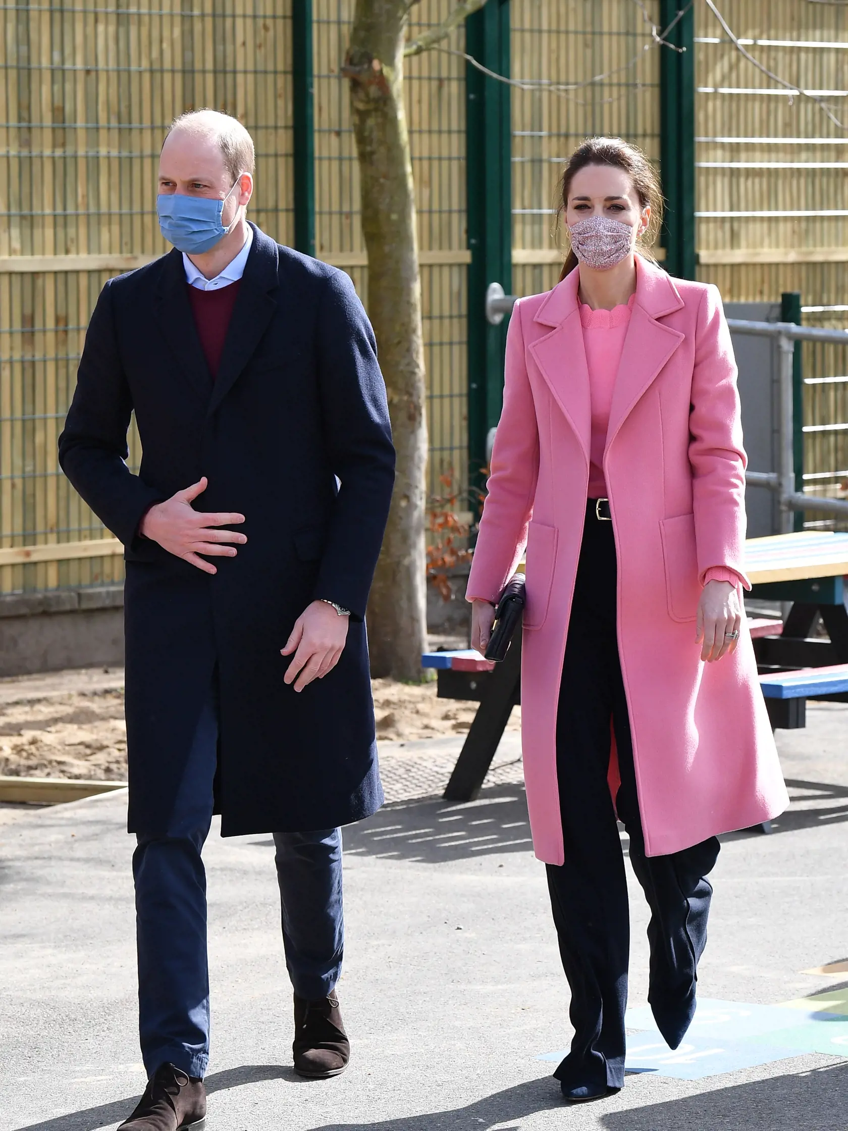 Britský princ William a manželka Kate, vojvodkyňa z Cambridgea, počas návštevy školy v Londýne 11. marca 2021. Britský princ William poprel, že by kráľovská rodina bola rasistická. Reagoval tak na tvrdenia z rozhovoru, ktorý poskytli jeho brat princ Harry so švagrinou Meghan Markleovou.