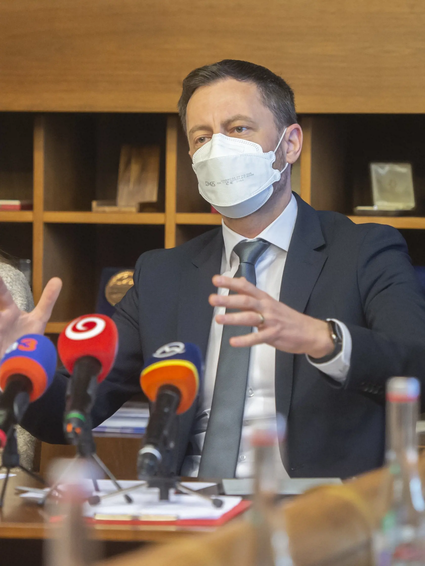 Na snímke premiér SR Eduard Heger (OĽaNO) predkladá poslancom informáciu o neformálnom samite Európskej rady, ktorý sa uskutoční 10. a 11. marca vo francúzskom Versailles počas zasadnutia Výboru NR SR pre európske záležitosti v Bratislave vo štvrtok 10. marca 2022. FOTO TASR - Martin Baumann