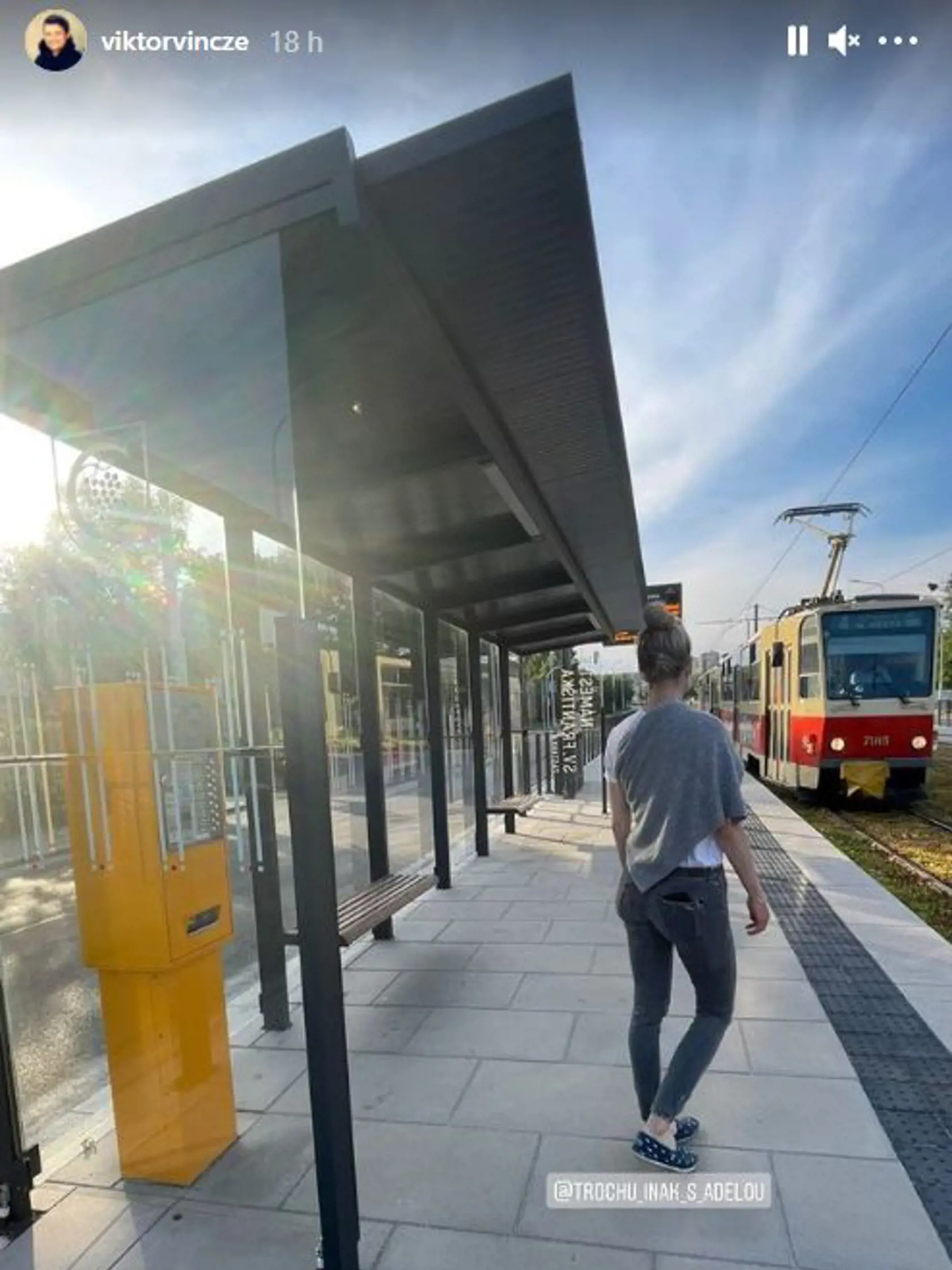 Manželia Adela a Viktor Vinczeovci išli na večeru električkou.