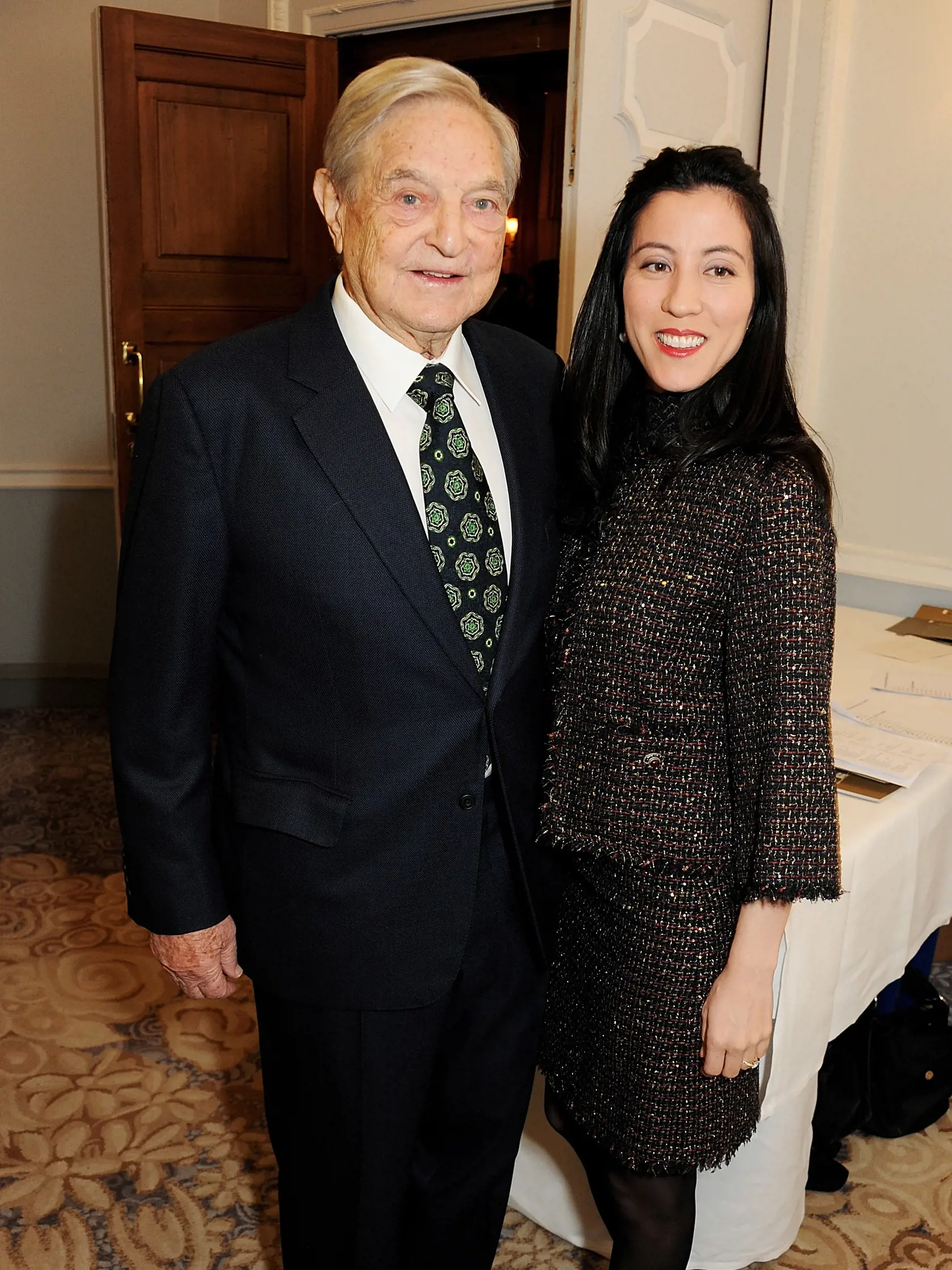 George Soros s krásnou manželkou.