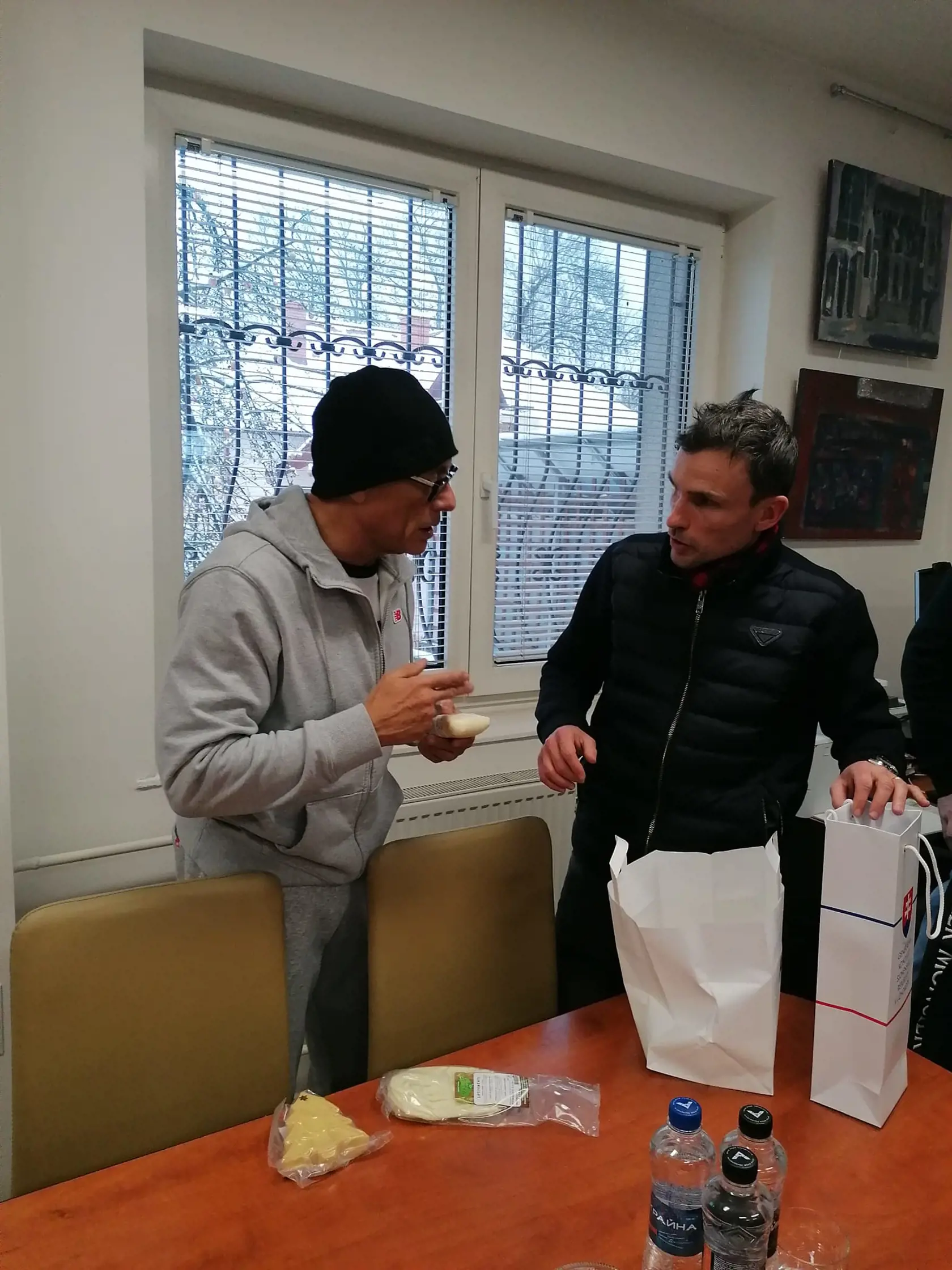 Na michalovskej radnici: Herec naozaj priletel na Slovensko v utajení a tak isto sa presunul aj na Ukrajinu. Pozornosti sa mu dostalo až pri návrate domov.