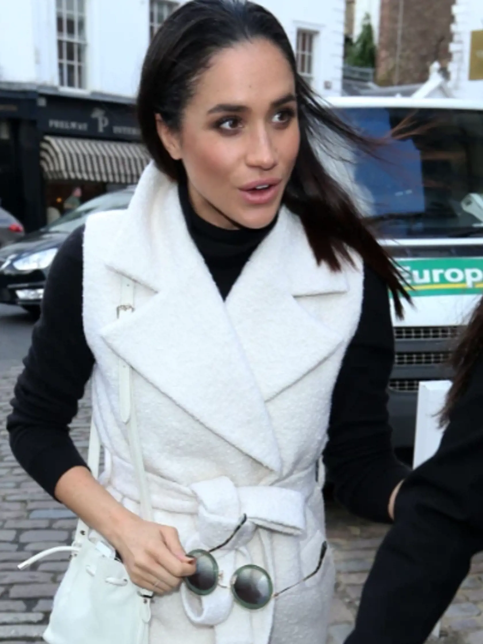 Najnovšie sa v britskom denníku The Sun objavil rozhovor s fotografom, ktorý uviedol, že Meghan si ho v roku 2015 pri návšteve Británie, rok predtým, ako spoznala Harryho, najala ako paparaci fotografa, ktorý ju mal nasnímať počas cesty do luxusnej reštaurácie.