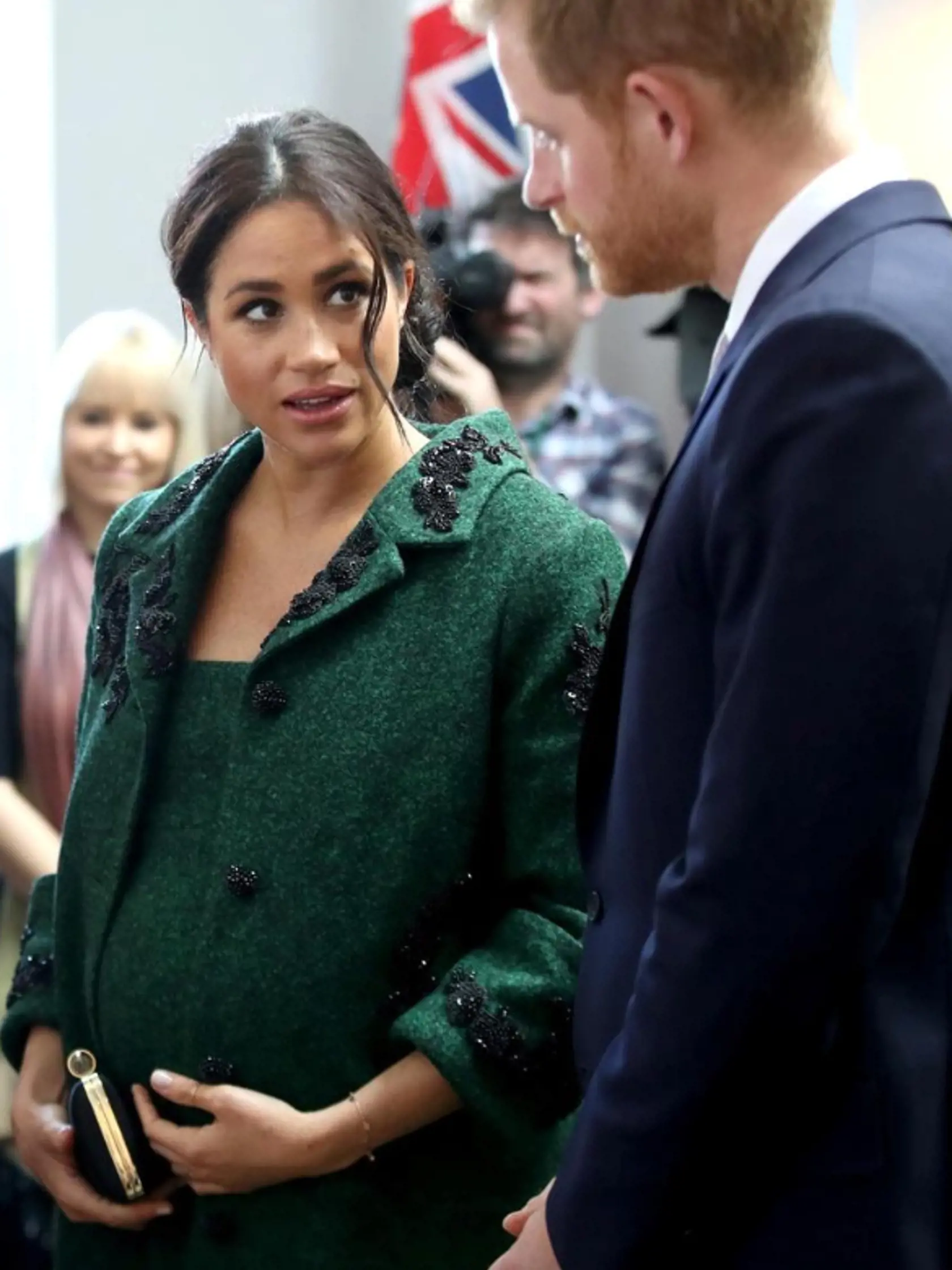 Nie je tomu však tak dávno, keď bola Meghan hlavným cieľom všade prítomných paparacov, čoho výsledkom boli nepodarené zábery nepripravenej krásky.