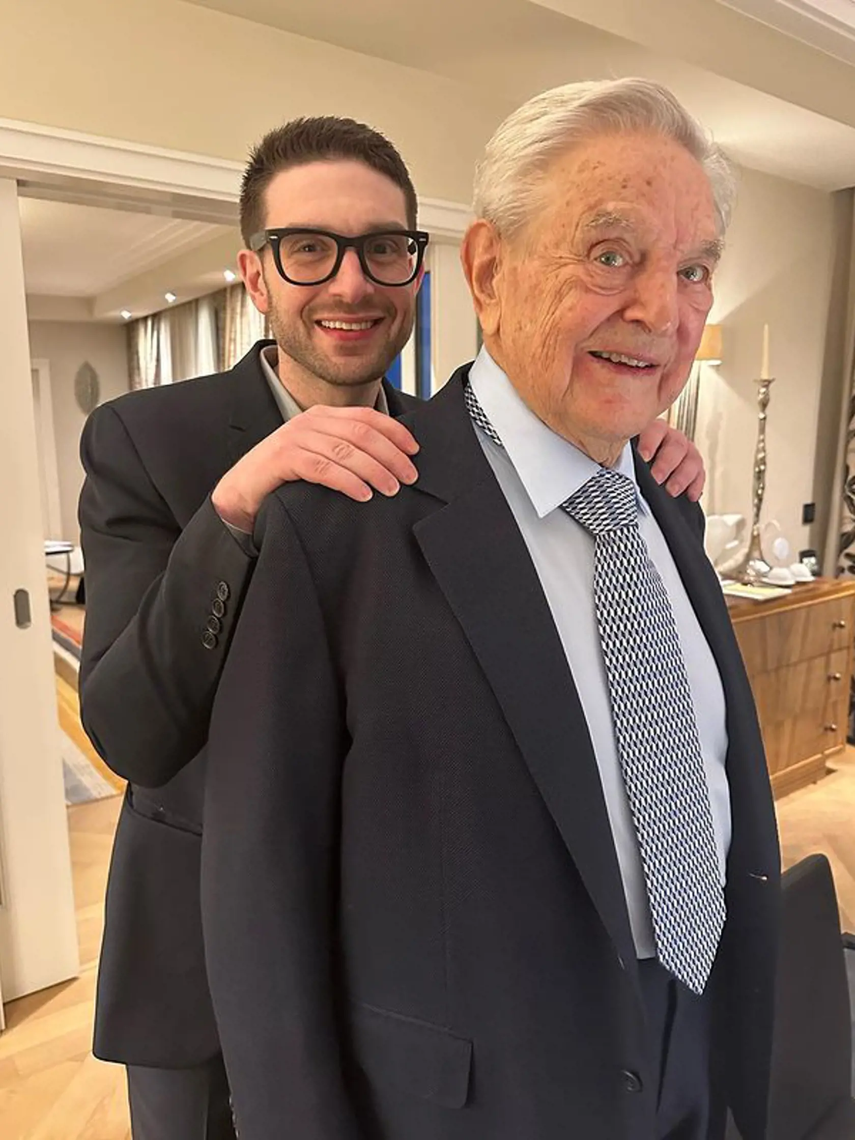 George Soros prenecháva impérium mladšiemu synovi Alexovi.