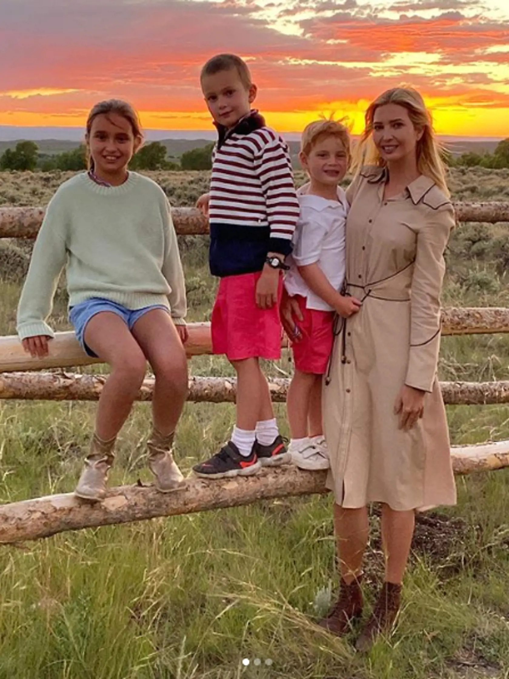 Ivanka Trump s deťmi pri západe slnka.