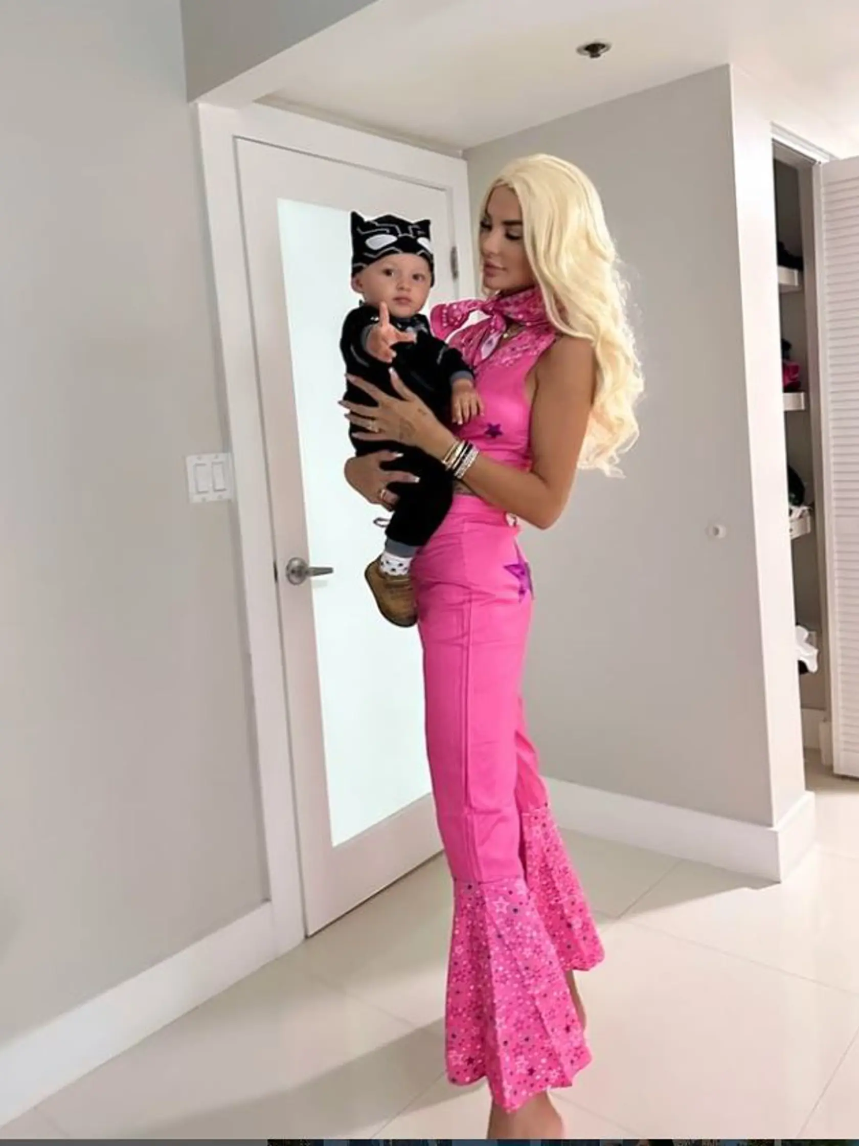 Zuzana Plačková ako Barbie. Kostým dala aj synovi Dionovi.