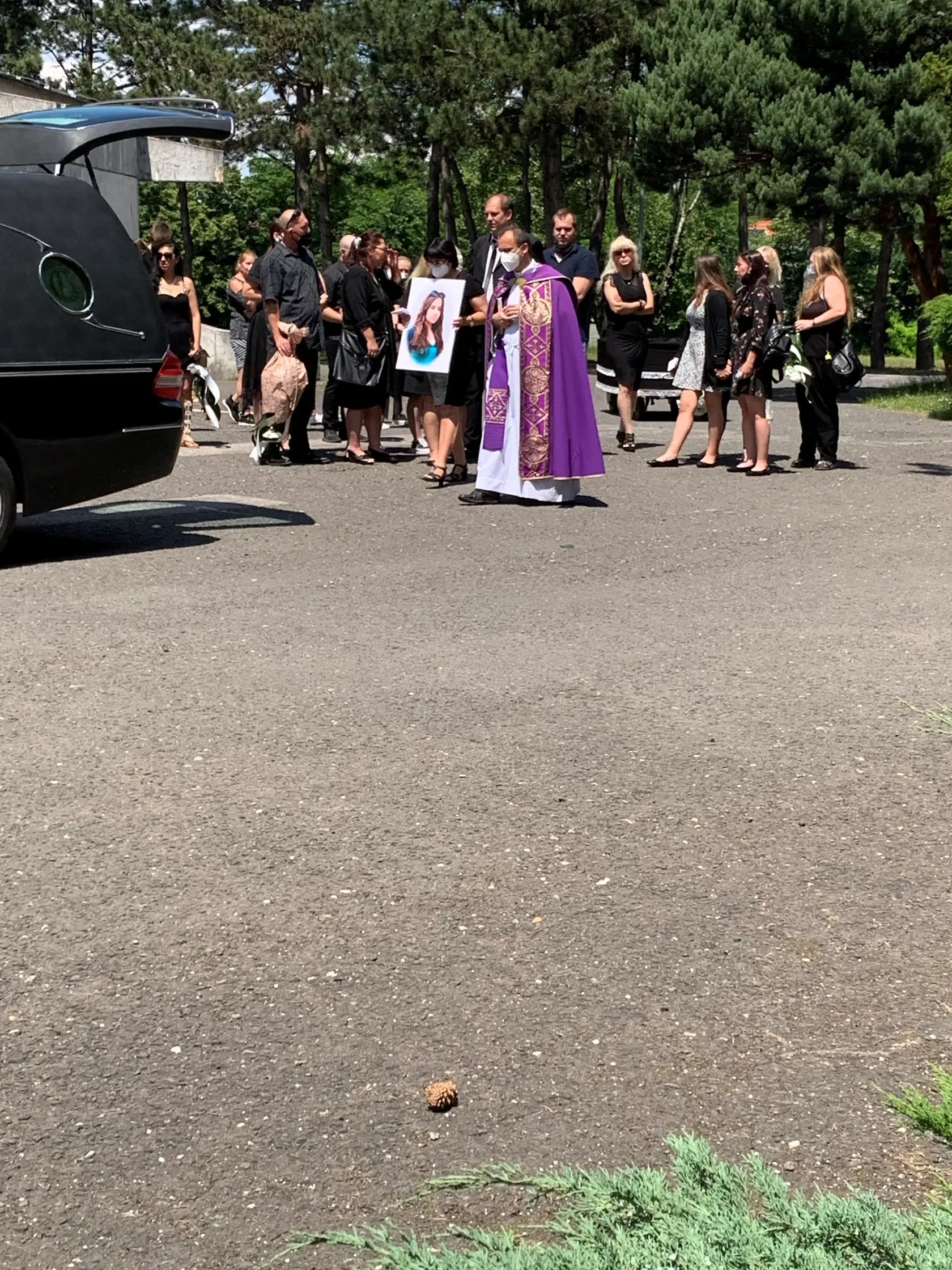 Pohreb dievčat, ktoré zrazil vlak pri Devínskej Novej Vsi.