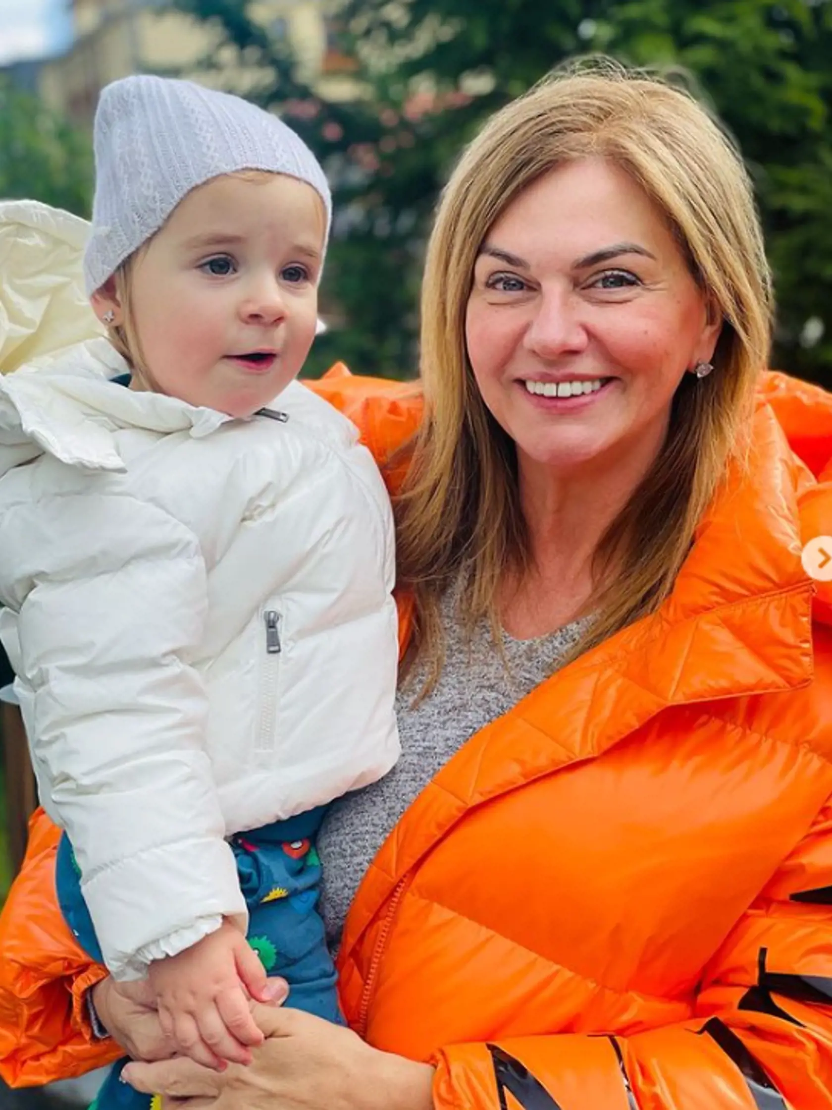 Europoslankyňa Monika Beňová zavesila na sociálnu sieť fotografiu s dcérou. Zaujala však aj oranžovou bundou za takmer 2-tisíc eur.