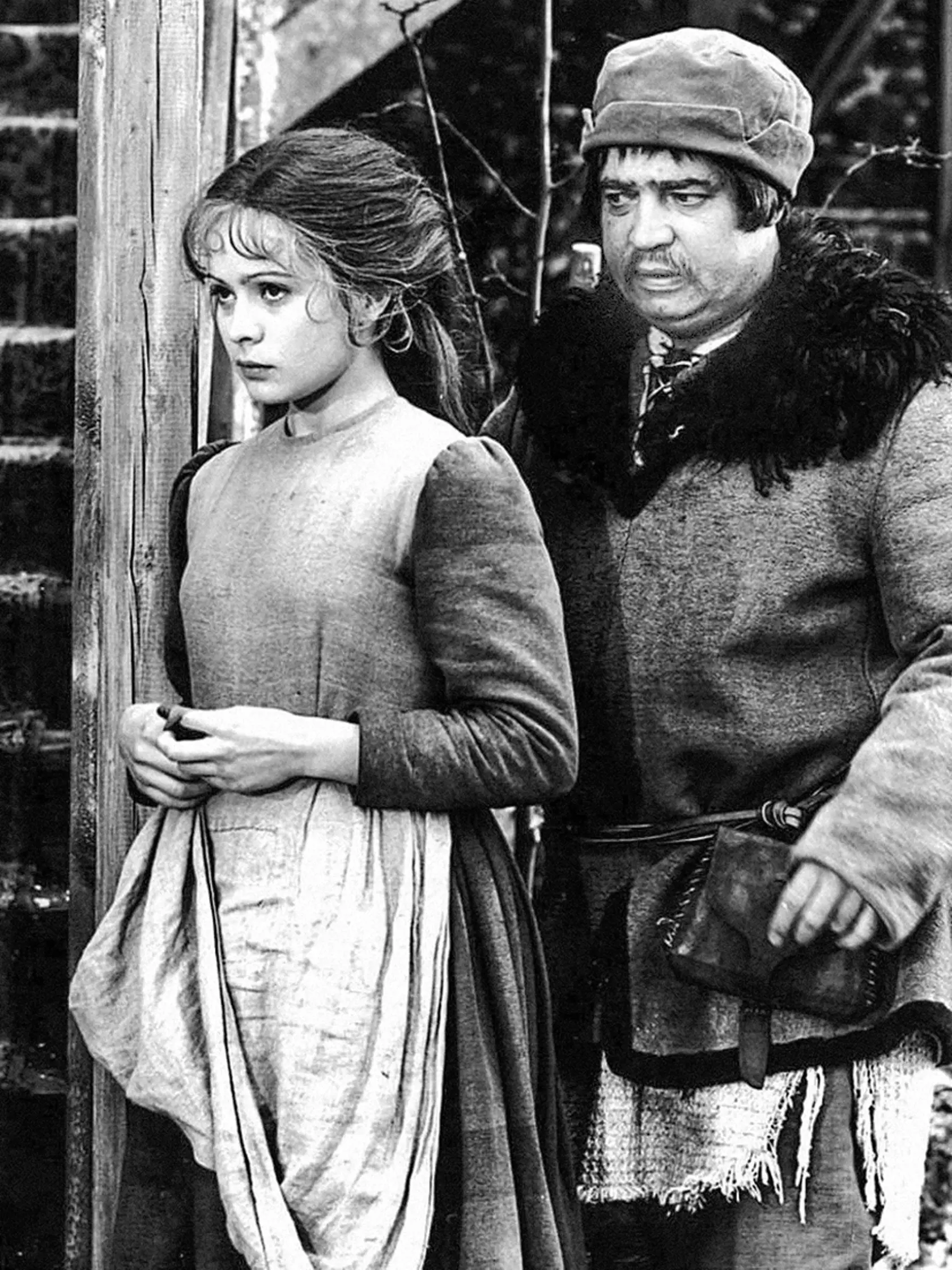 Žiaľ, v pomerne mladom veku zomrel aj ďalší herec, Vladimír Menšík († 58) alias Vinzek, ktorý si zahral vo viac ako 120 filmoch a je považovaný za jedného z najlepších českých hercov v histórii. Počas nakrúcania Popolušky sa však hovorilo o jeho sklonoch k alkoholizmu a jeho záľube v pití neprospievala ani astma, ktorá ho trápila už od strednej školy. Problémy s dýchaním nakoniec Menšíka zrazili na kolená a herec naposledy vydýchol v Brne v roku 1988.