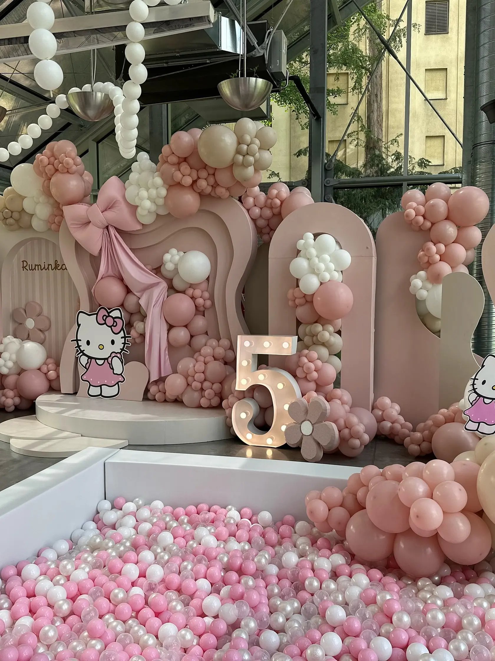 Monika Bagárová: Oslava 5. narodenín Ruminky sa niesla v znamení ružovej, balónikov a princezien. Nechýbala ani Hello Kitty.