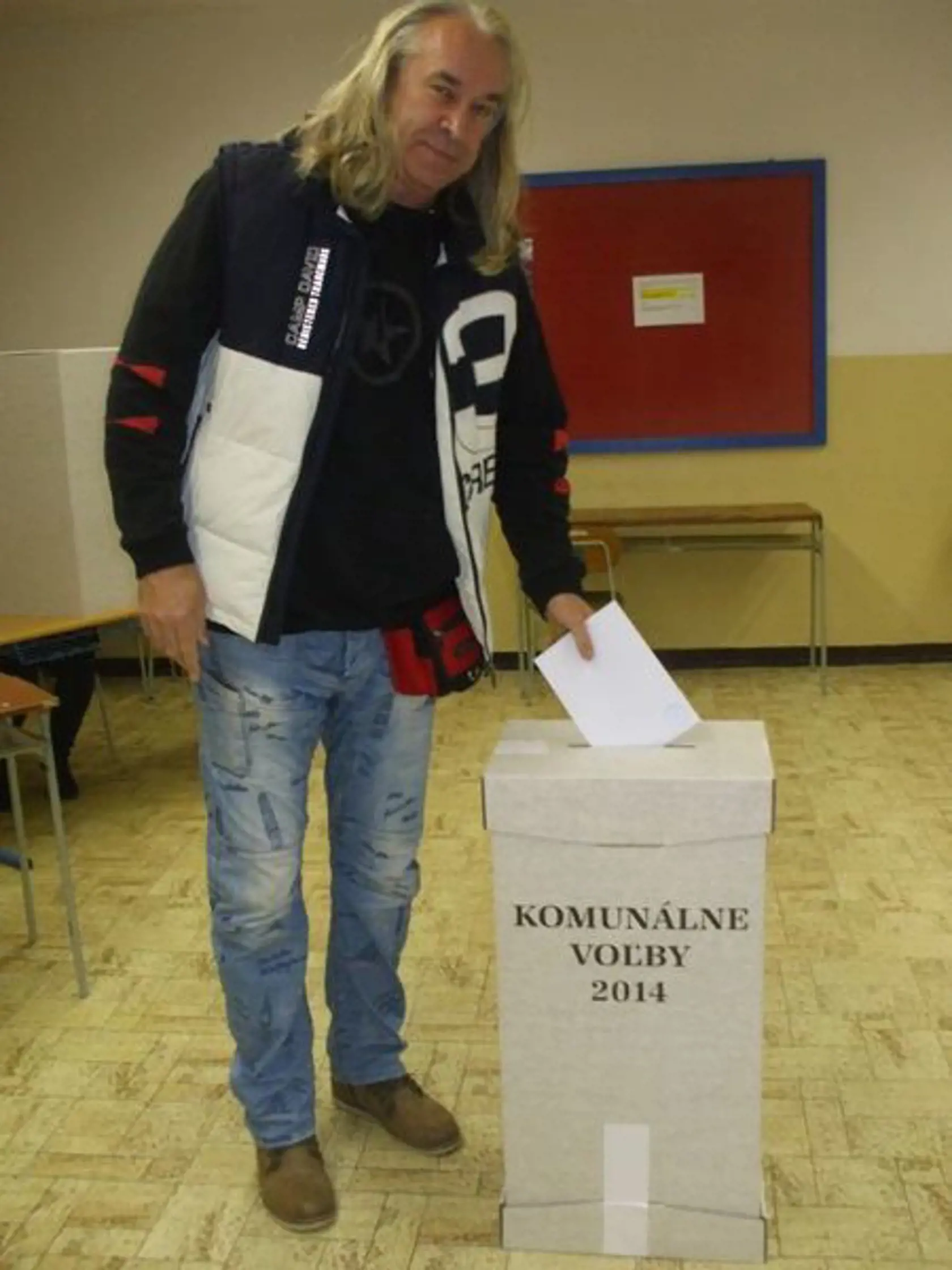 Rocker a poslanec Marián Greksa odovzdal svoj hlas v komunálnych voľbách.