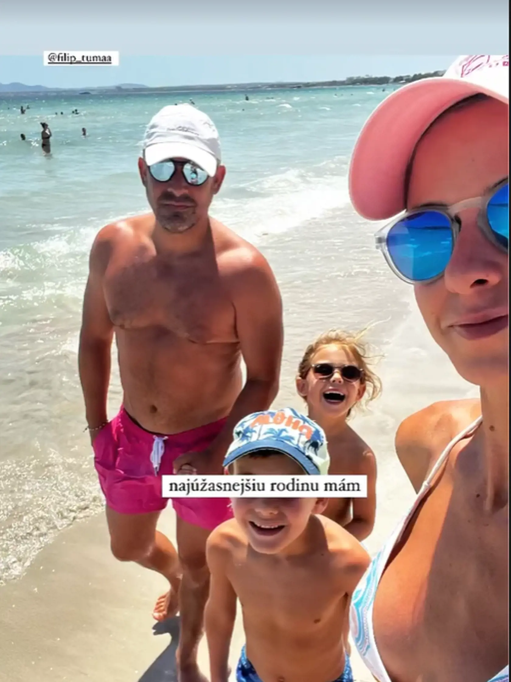 Rodinka si užívala spoločnú pohodu pri mori.