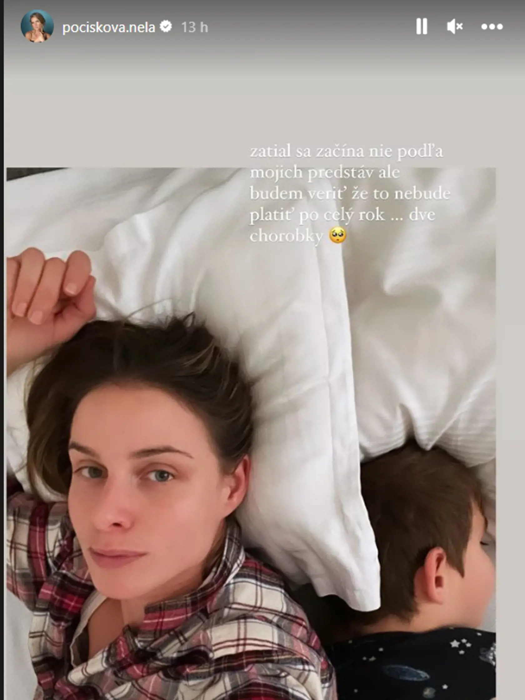 Nela Pocisková zverejnila túto fotku z dovolenky. Kvôli chorobe sa zrejme ich rodinná lyžovačka musela skončiť skôr.