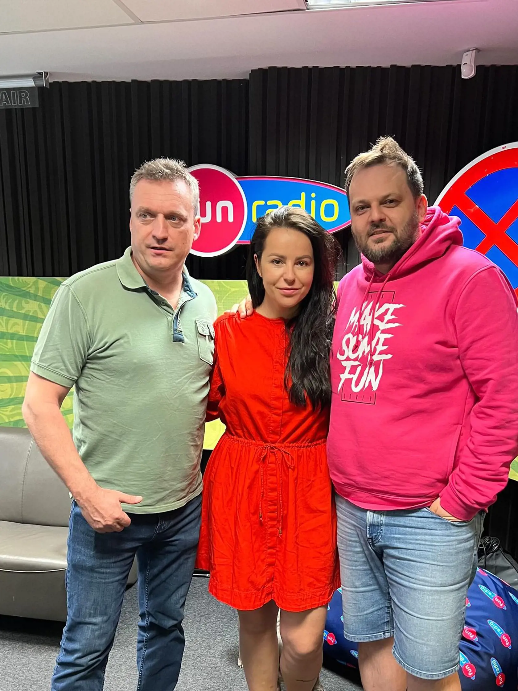 Katarína Knechtová bola v júni predstaviť skladbu Verím v rannej šou Juniora a Marcela.