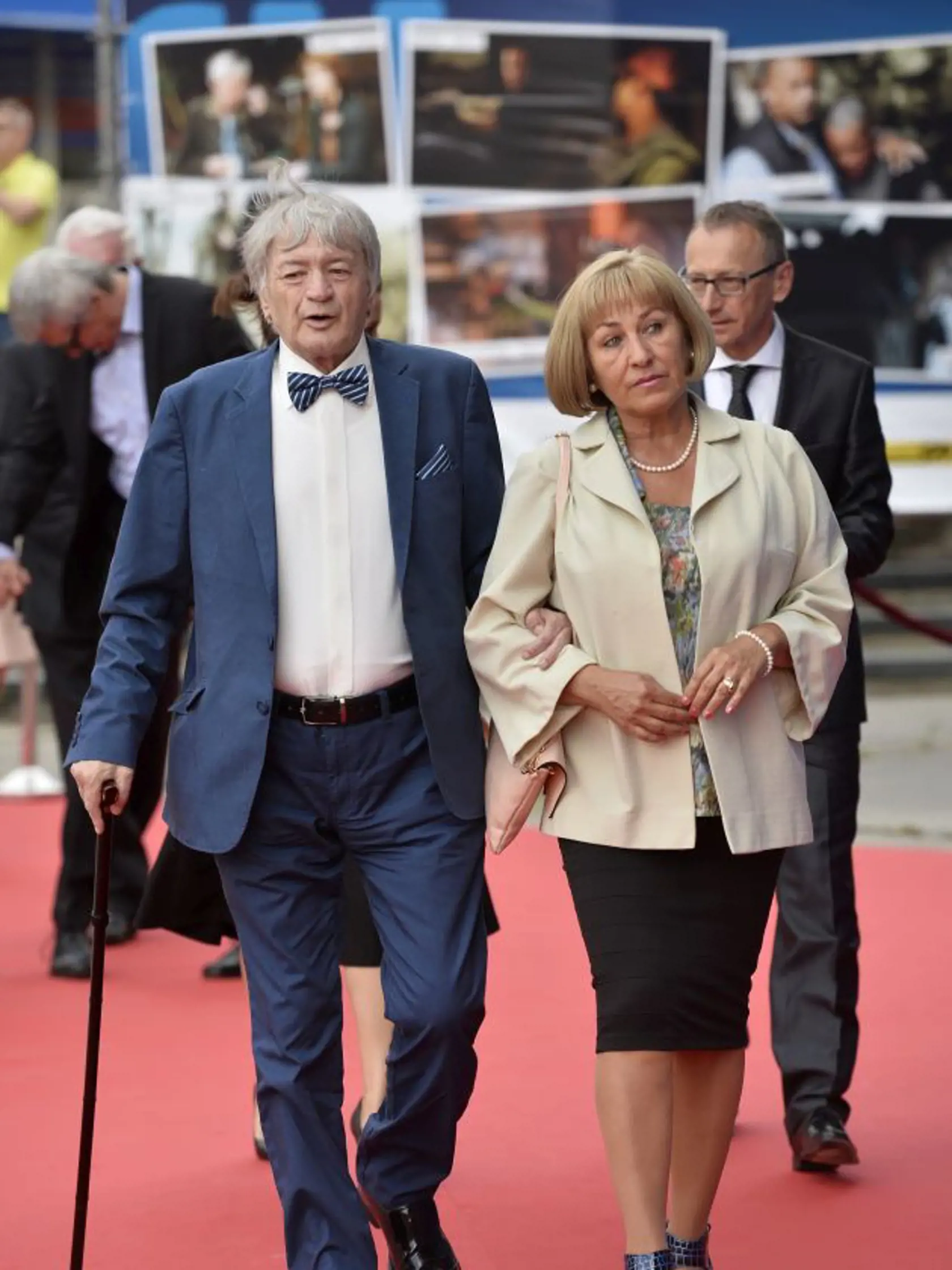 Herec Ivan Palúch (vľavo) prichádza na slávnostné otvorenie 23. ročníka Medzinárodného filmového festivalu Art Film Fest, 19. júna 2015 v Trenčíne. FOTO TASR - Radovan Stoklasa