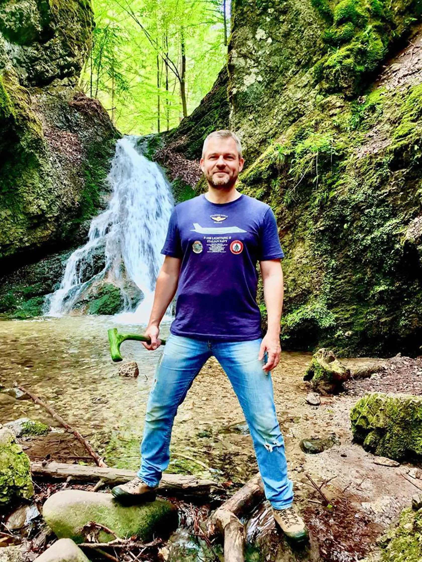 Expremiér Peter Pellegrini počas leta spoznáva krásy Slovenska pomocou turistiky.