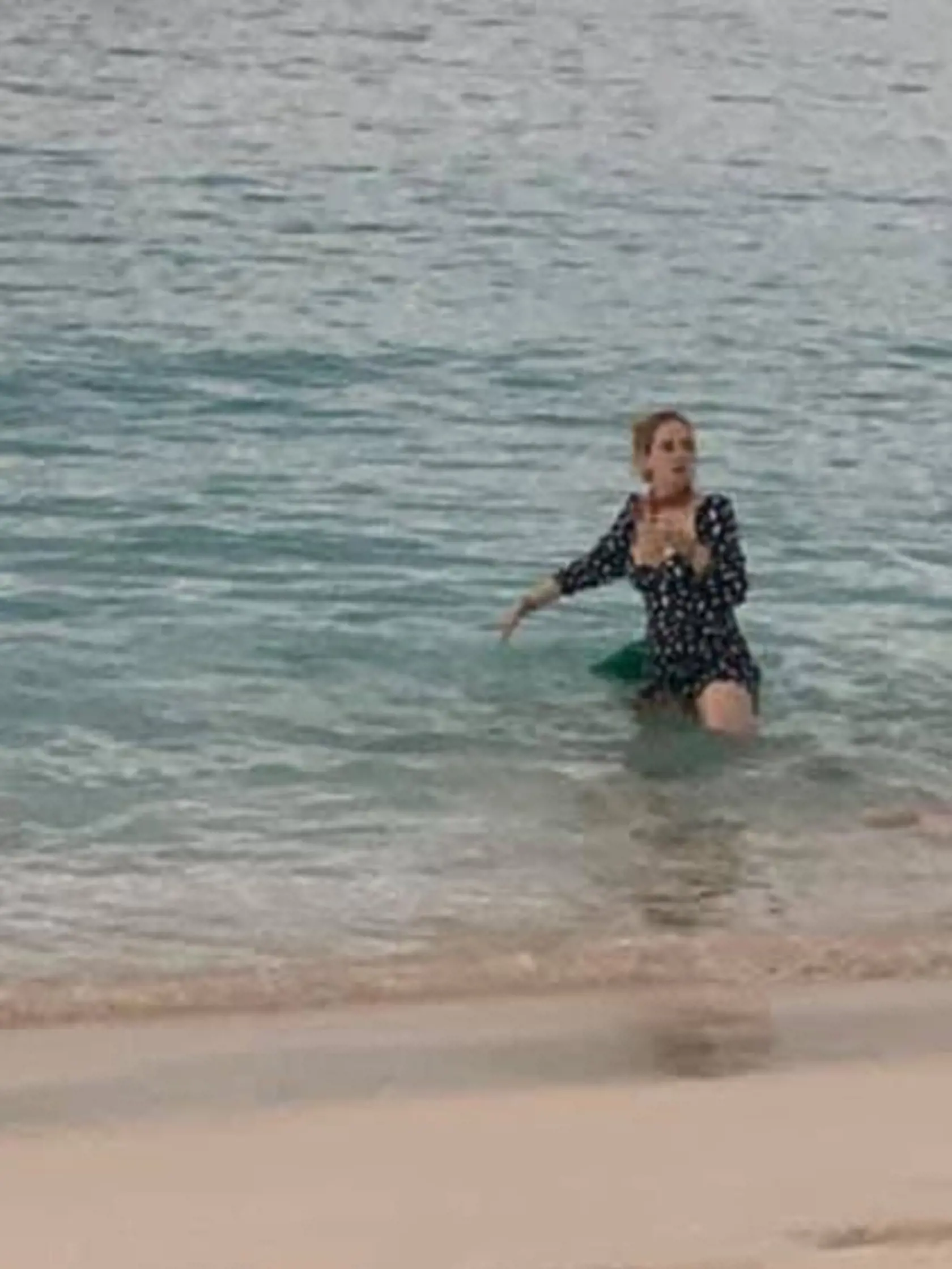Adele na dovolenke v Karibiku. Uf, to je ale zmena, je to vôbec ona?