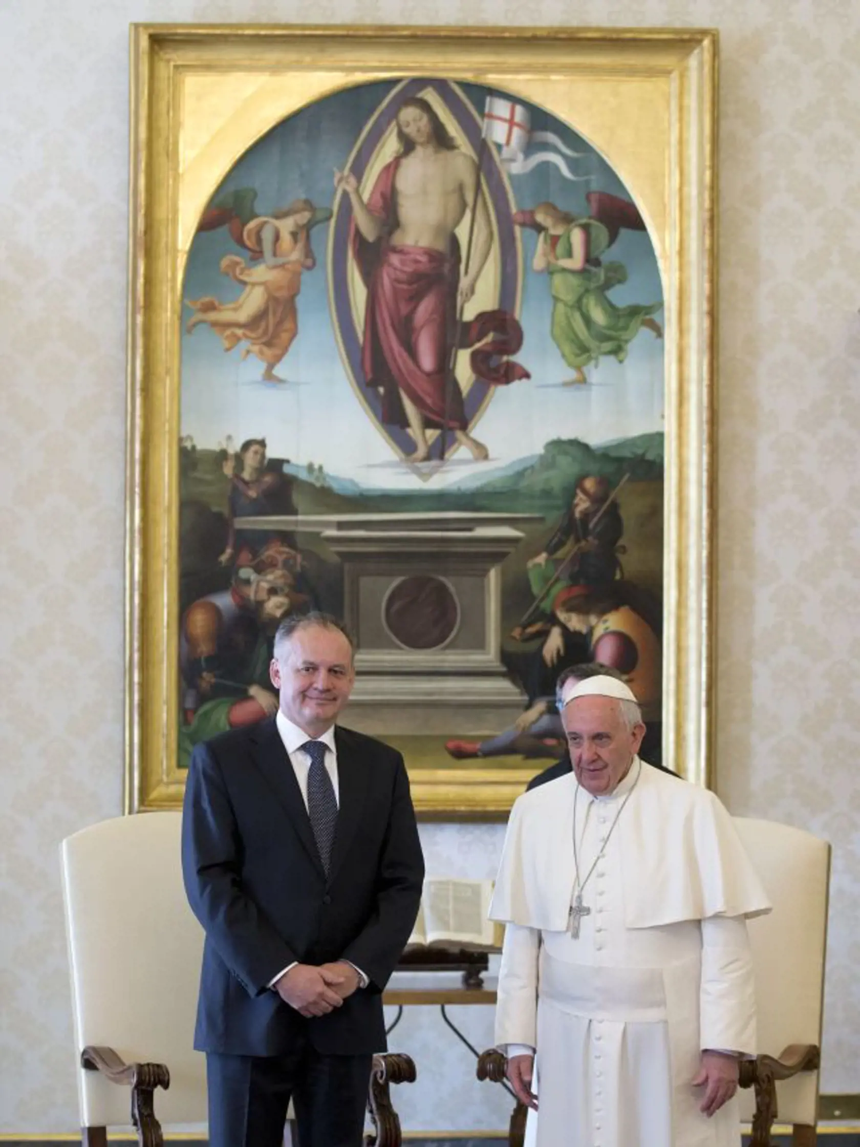 EBE 30 Vatikán - Na snímke vľavo slovenský prezident Andrej Kiska a vpravo pápež František pózujú pre spoločnú fotografiu počas súkromnej audiencie vo Vatikáne vo štvrtok 9. apríla 2015. FOTO TASR/AP
Pope Francis and Slovak President Andrej Kiska pose for photographers during a private audience, in the pontiff's studio at the Vatican, Thursday, April 9, 2015. (AP Photo/Andrew Medichini)